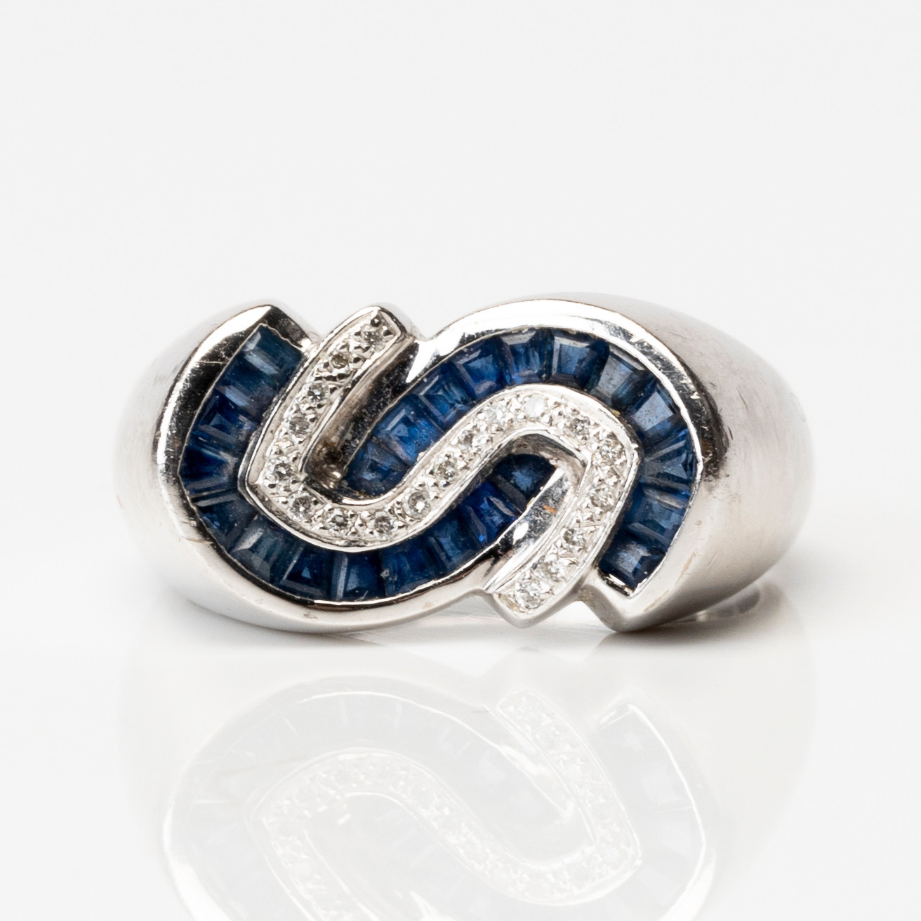 RING, 18K med diamanter samt trappslipade blåa stenar, troligen safirer, 1900-talets andra hälft.