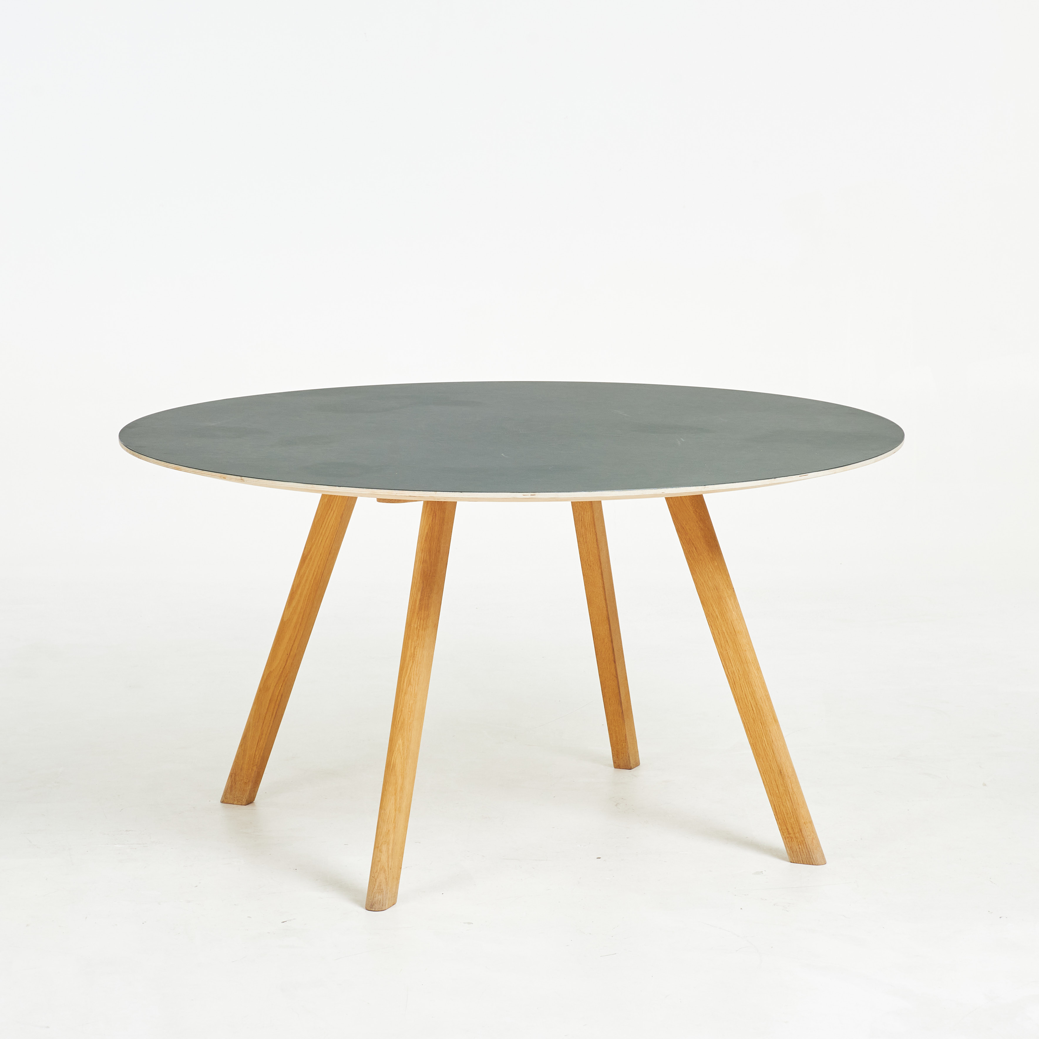 MATBORD, "CPH25", benstomme i ek, grönlackerad toppskiva, för HAY, Danmark, samtida tillverkning.