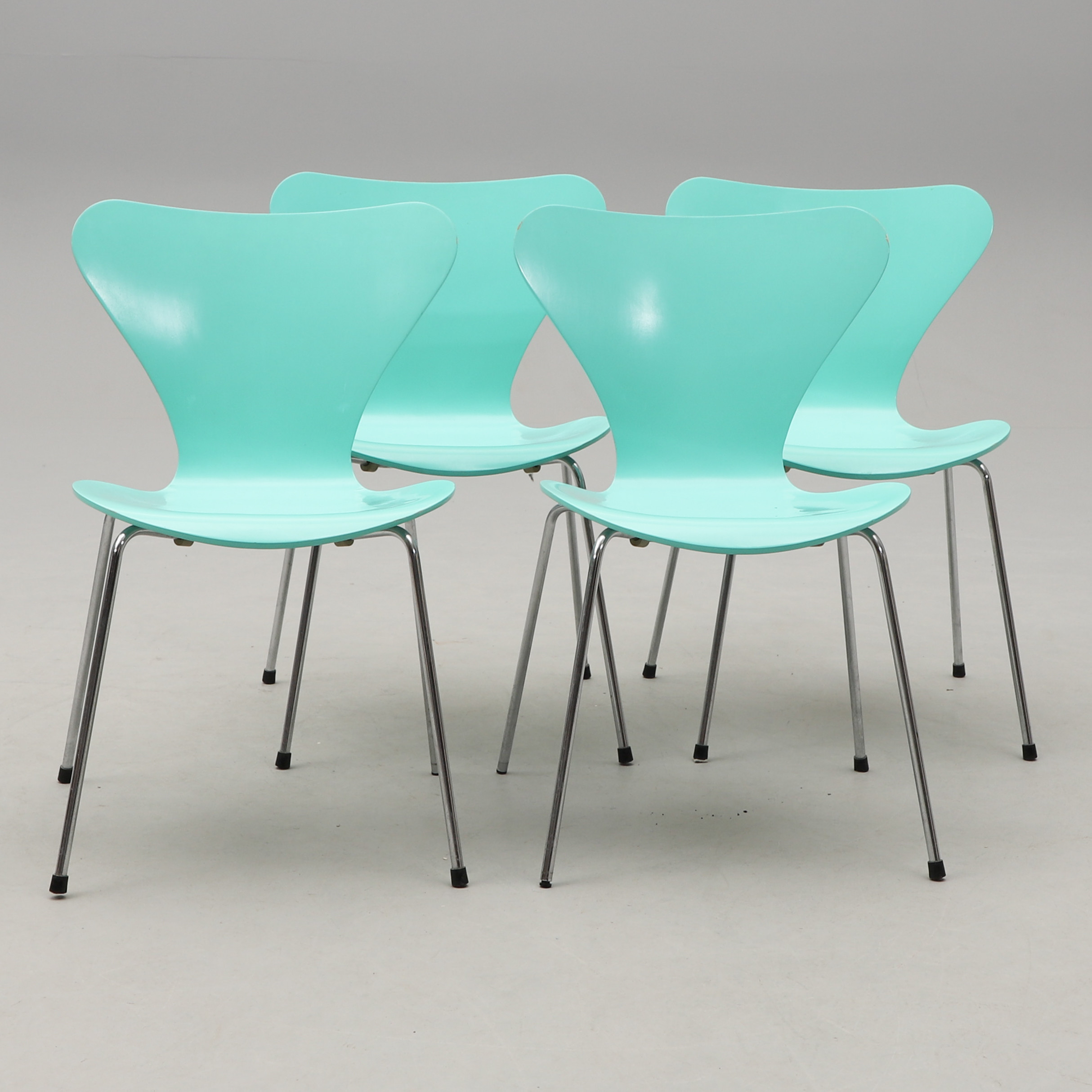 ARNE JACOBSEN. STOLAR, 4 st, "Sjuan", Fritz Hansen, Danmark.