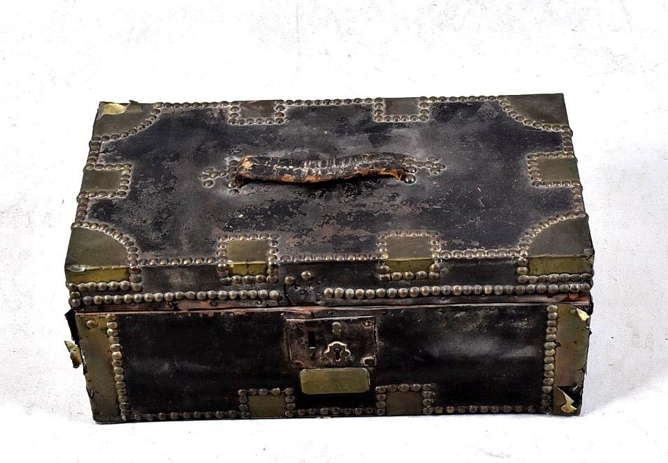 SKRIN/KOFFERT, läderklätt trä med mässingbeslag, USA, 1800-talets mitt.
