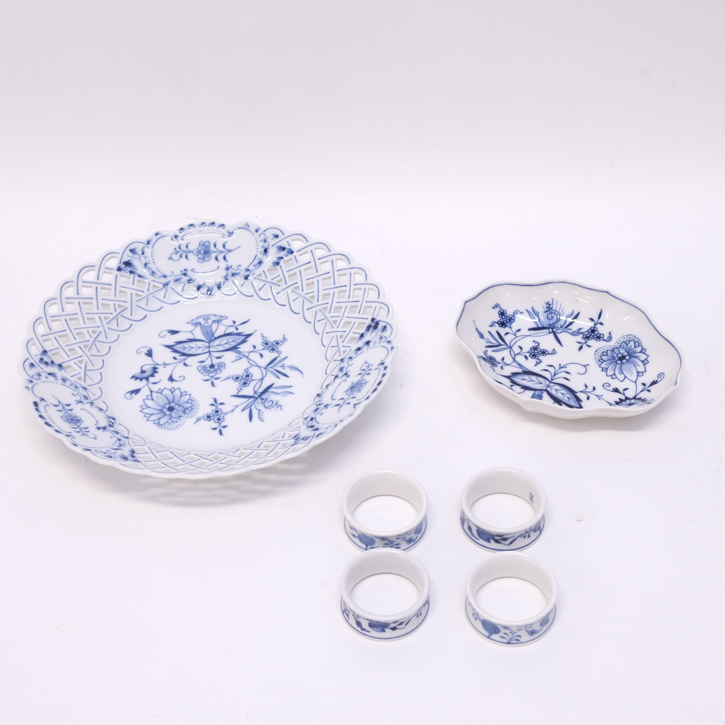 GALLERFAT, SKÅL OCH fyra SERVETTRINGAR, MEISSEN, MED LÖKMÖNSTER.