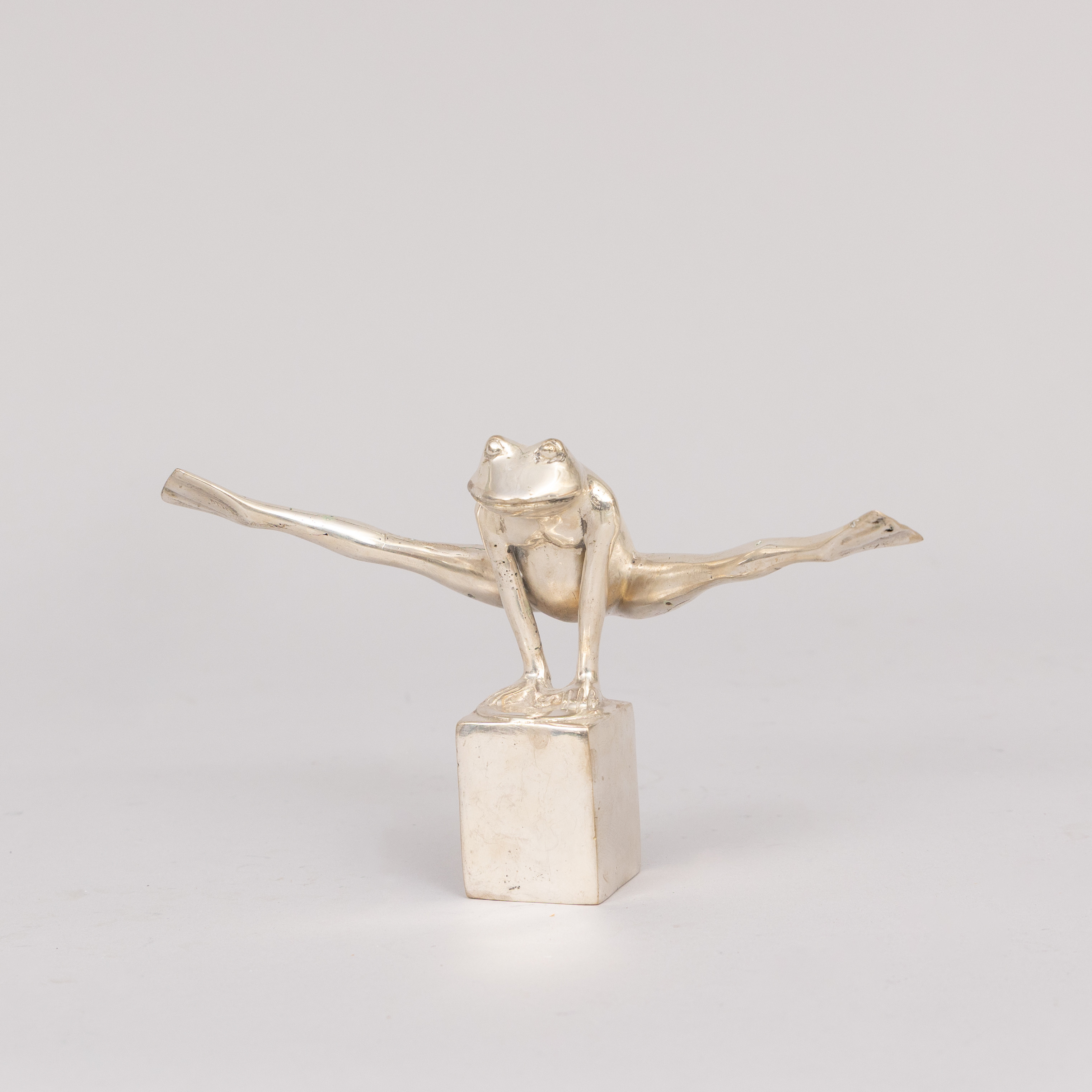 SKULPTUR, "Look at my legs", silverpatinerad brons, stämplad APG.
