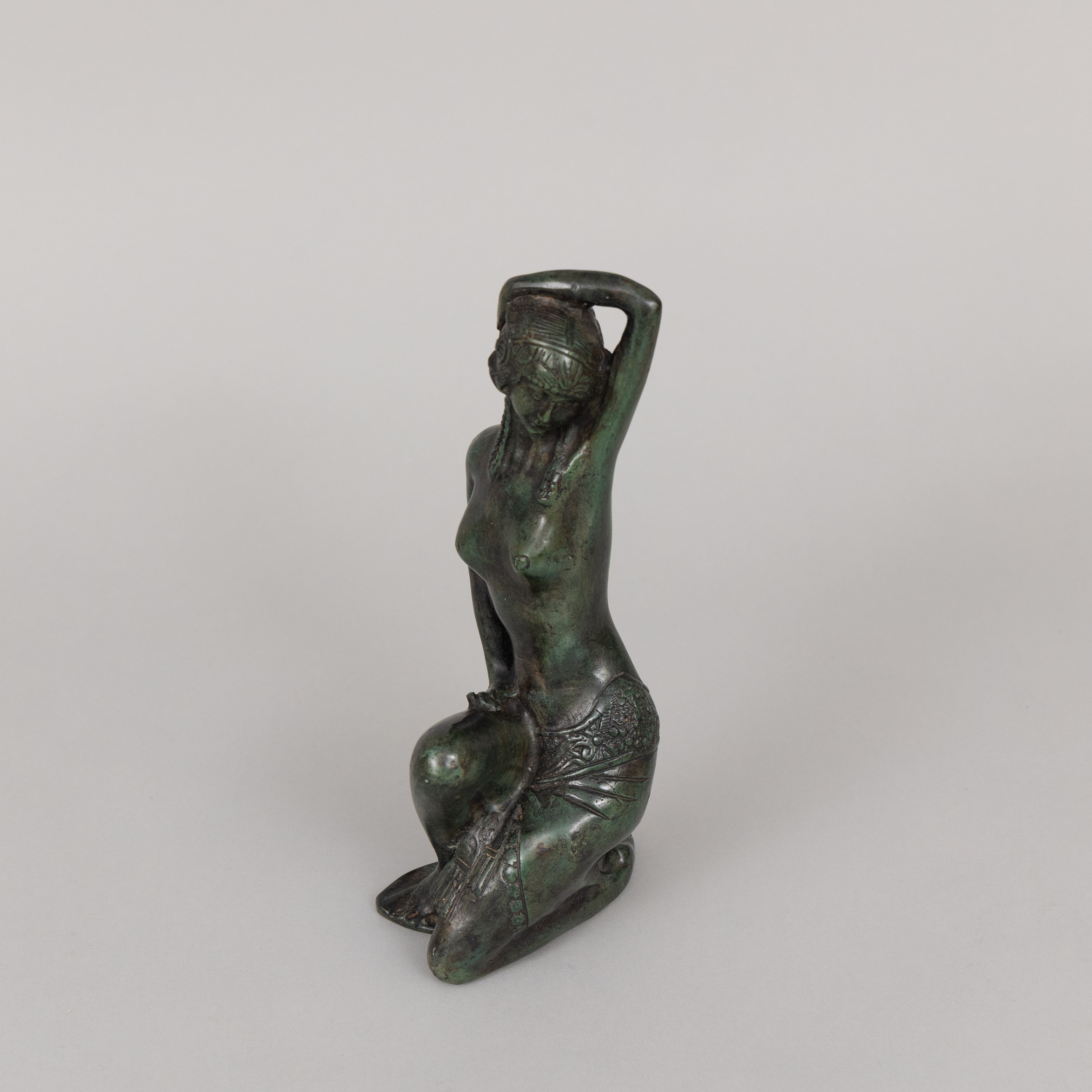 ART PEOPLE GALLERY. Skulptur, orientalisk kvinna, grönpatinerad brons, Stämplad A P G.