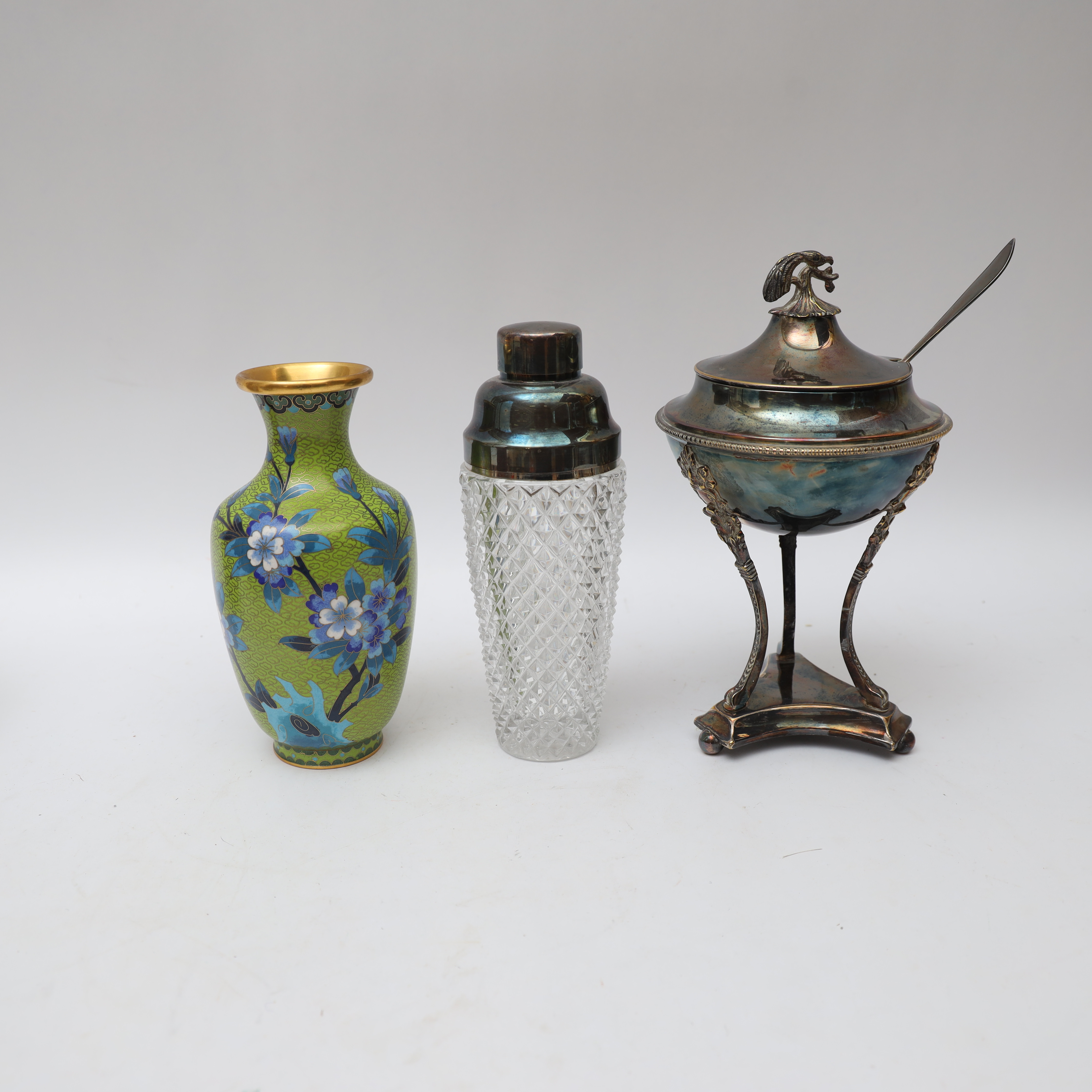3 DELAR, Vas Cloisonnéarbete, strösockelskål nysilver, samt cocktailshaker i gjutet glas med kork i nysilver.
