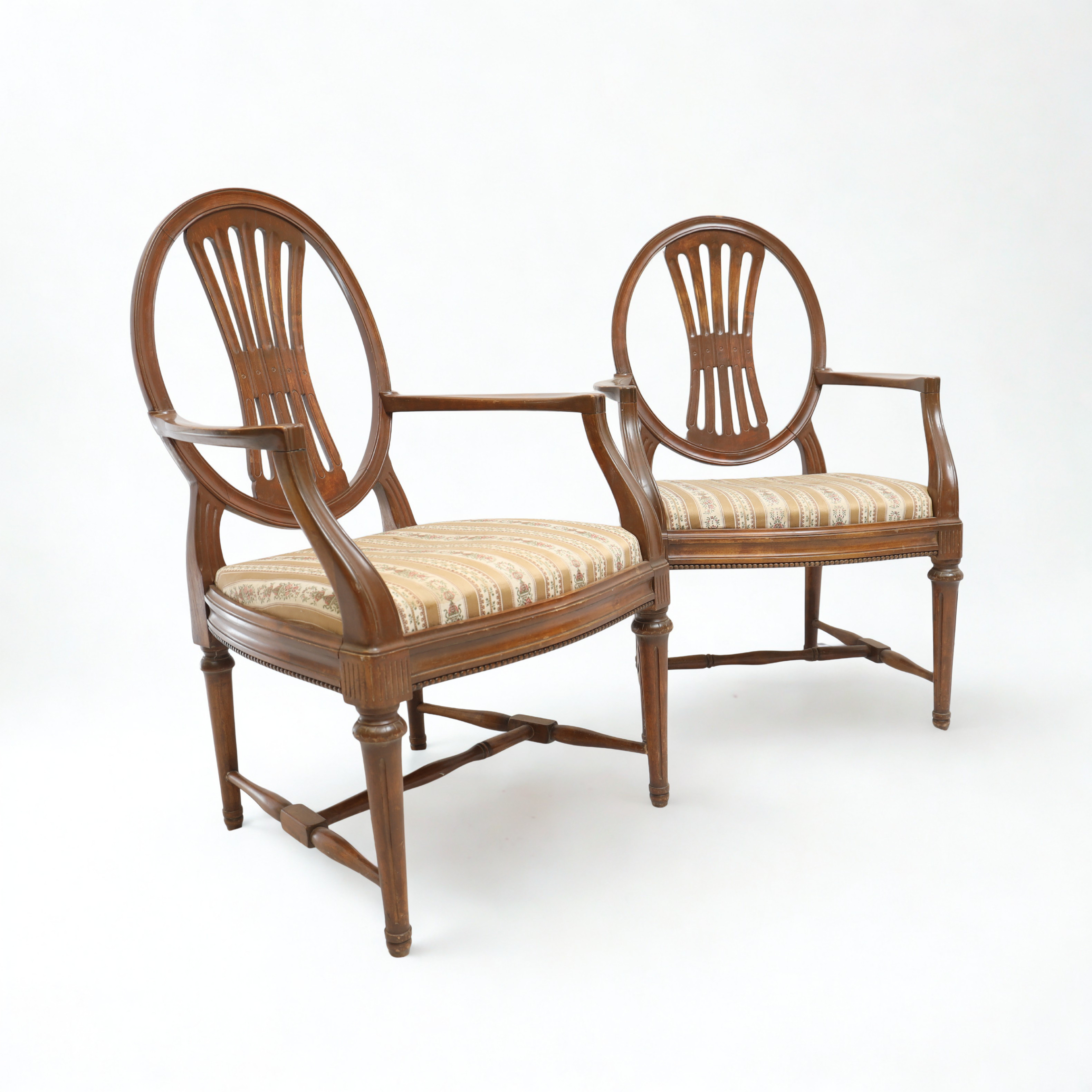 KARMSTOLAR, ett par, gustaviansk stil 1800-1900-tal, delvis bemålade, med skuren dekor och lösstoppad sits.