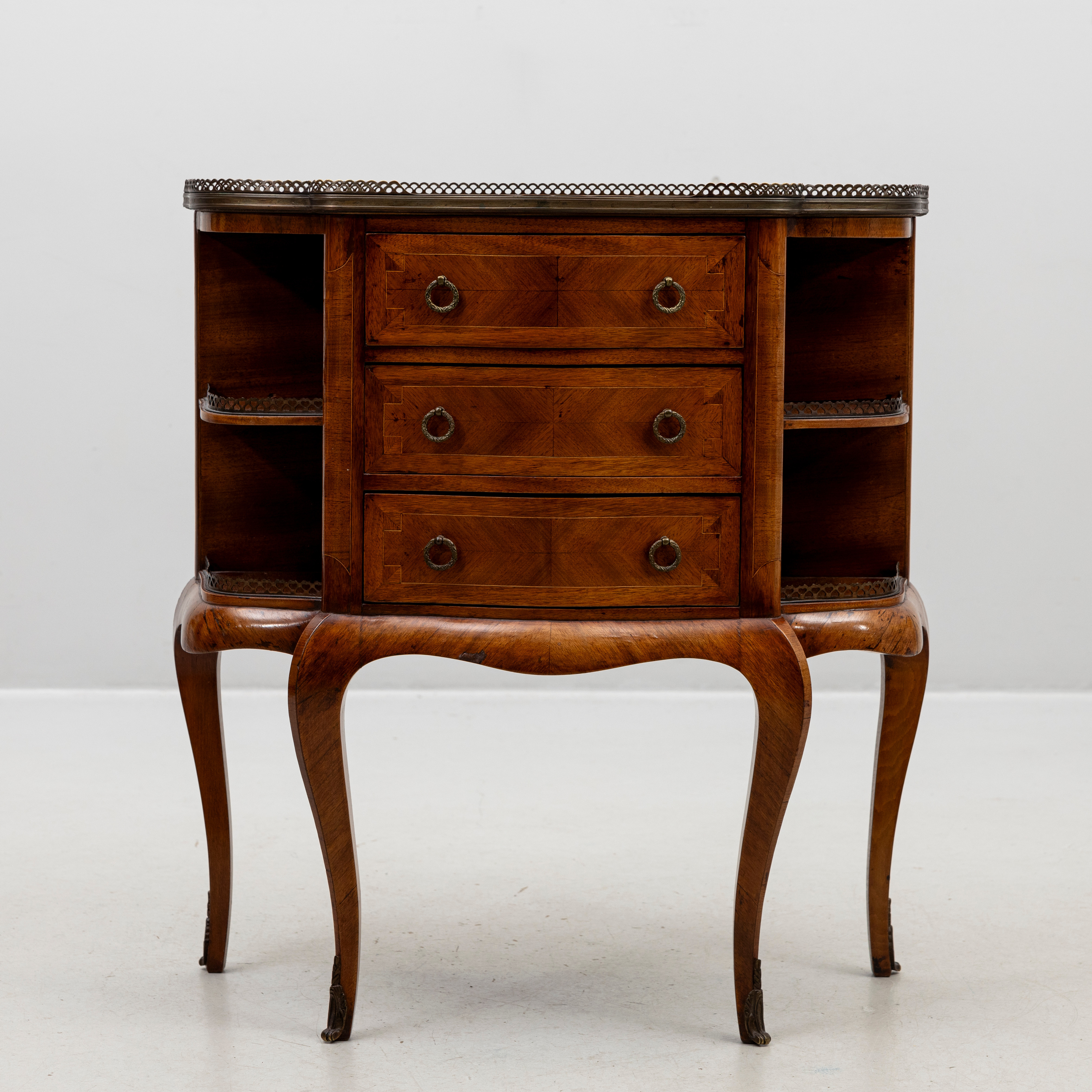 BYRÅ, mahogny, Louis XVI-stil, 1900-tal.
