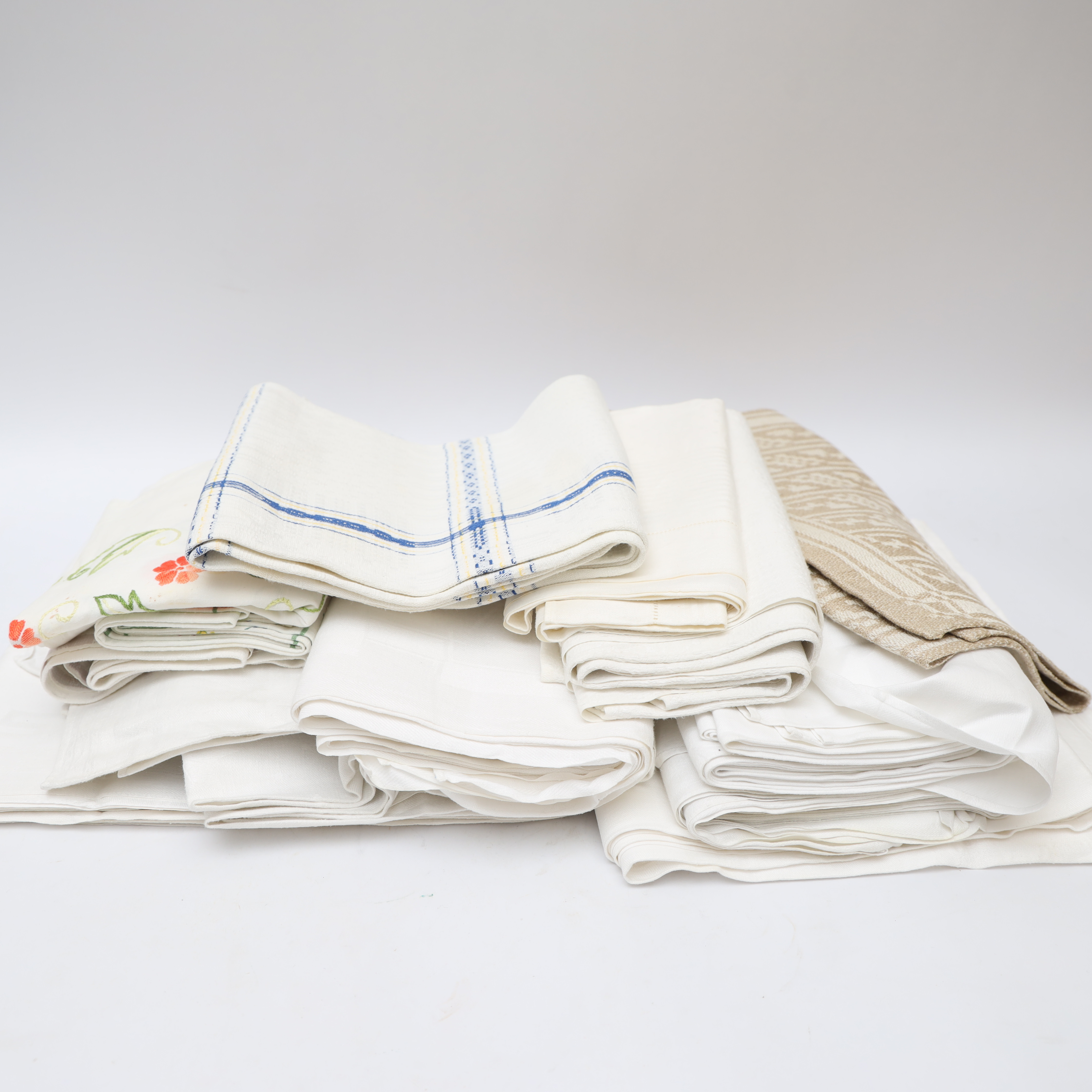 TEXTILIER, 13 delar, flera av linne, delvis damast, broderat med mera.