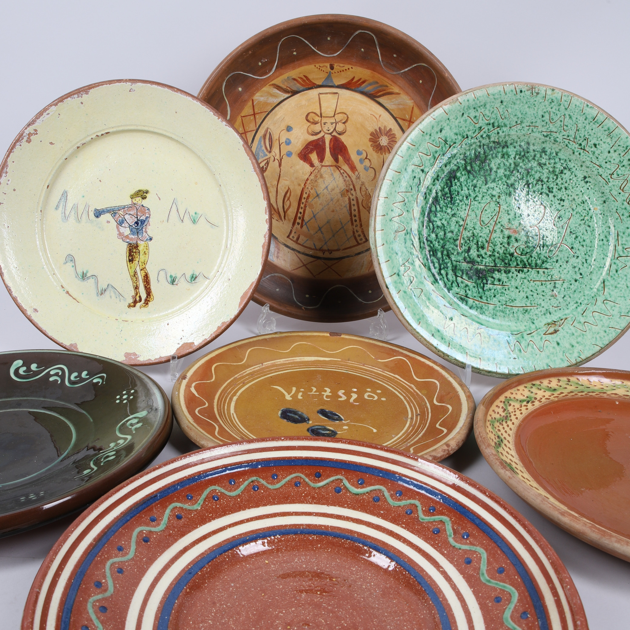 FAT, 7 st, keramik, allmoge eller allmogestil, bl a Bo Fajans, 1900-tal.