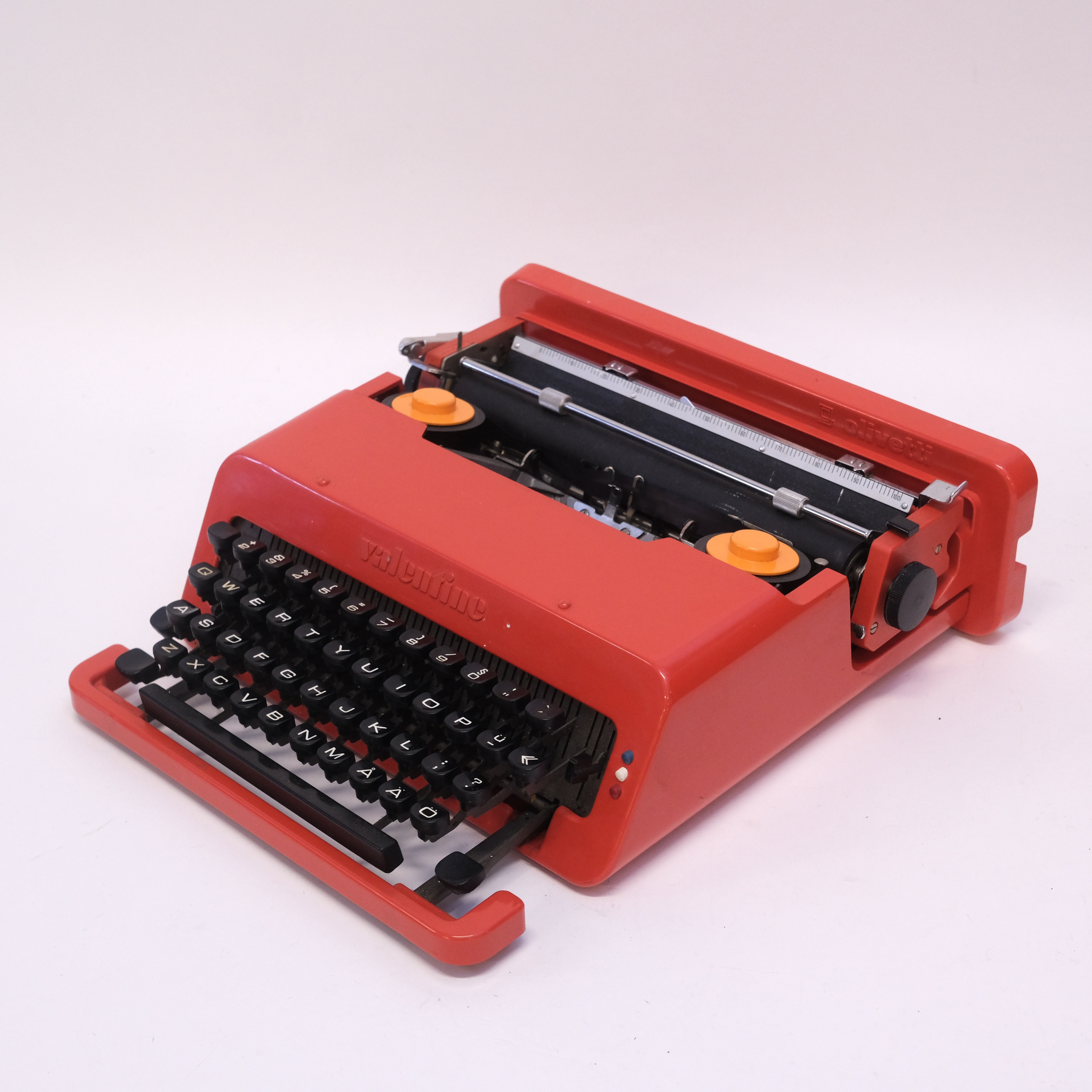 ETTORE SOTTSASS. SKRIVMASKIN, VALENTINE, OLIVETTI, ITALIEN, 1960/70-TAL.