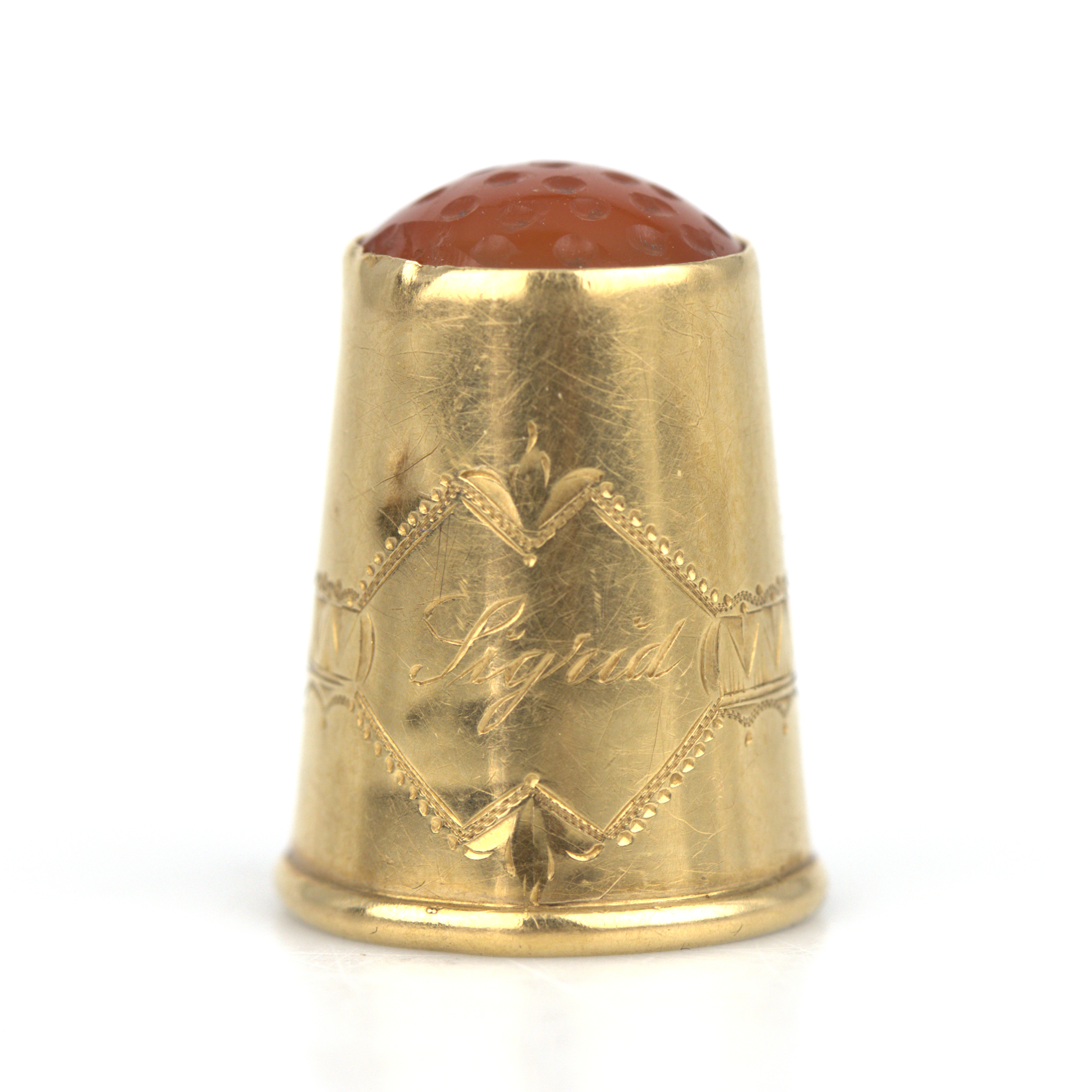 FINGERBORG, fästmögåva, guld 18k med karneol, gravyr Sigrid, Guldvaruaktiebolaget G. Dahlgren & Co AB Malmö 1904.