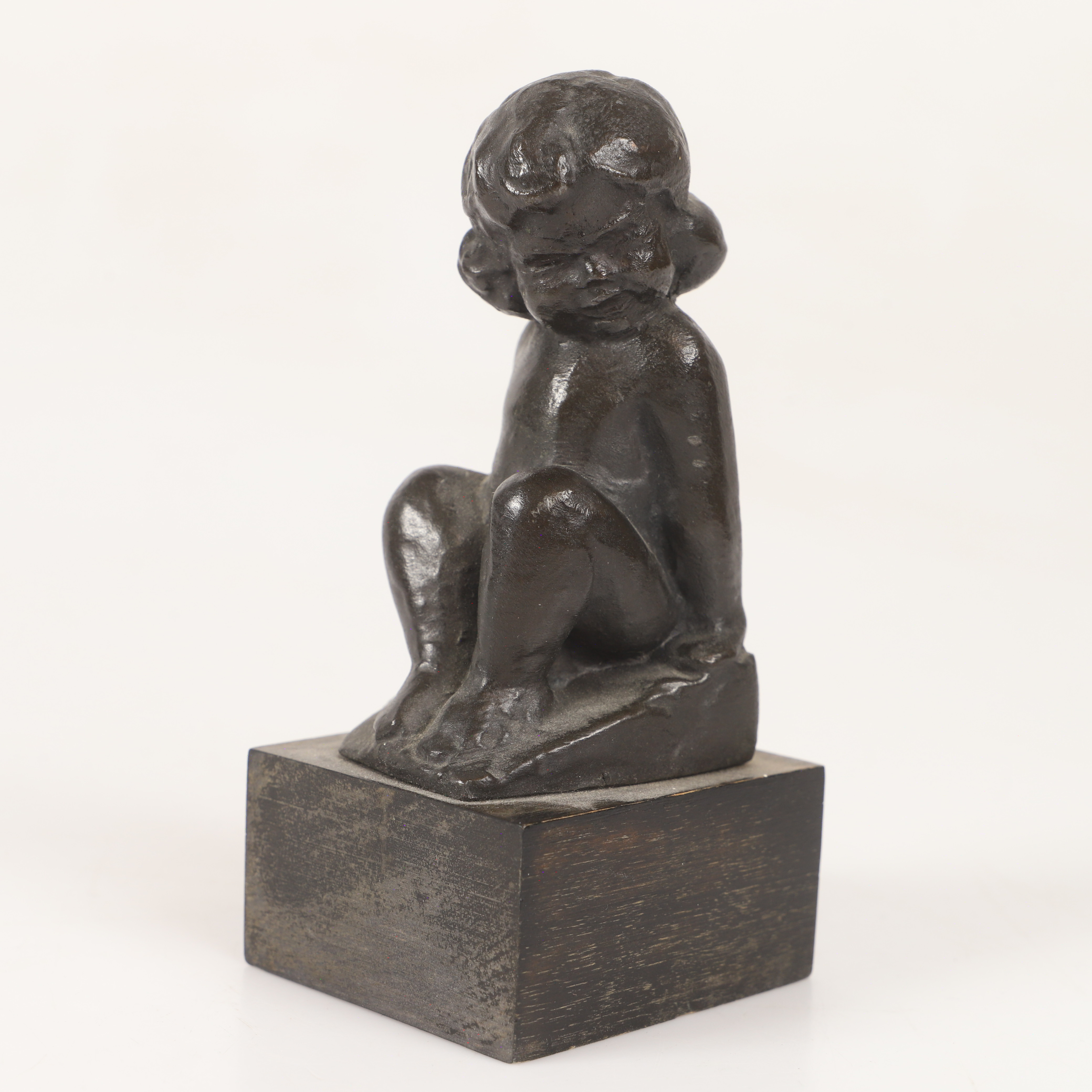 CARL-EINAR BORGSTRÖM. Skulptur, sittande flicka, brons, signerad CEB.