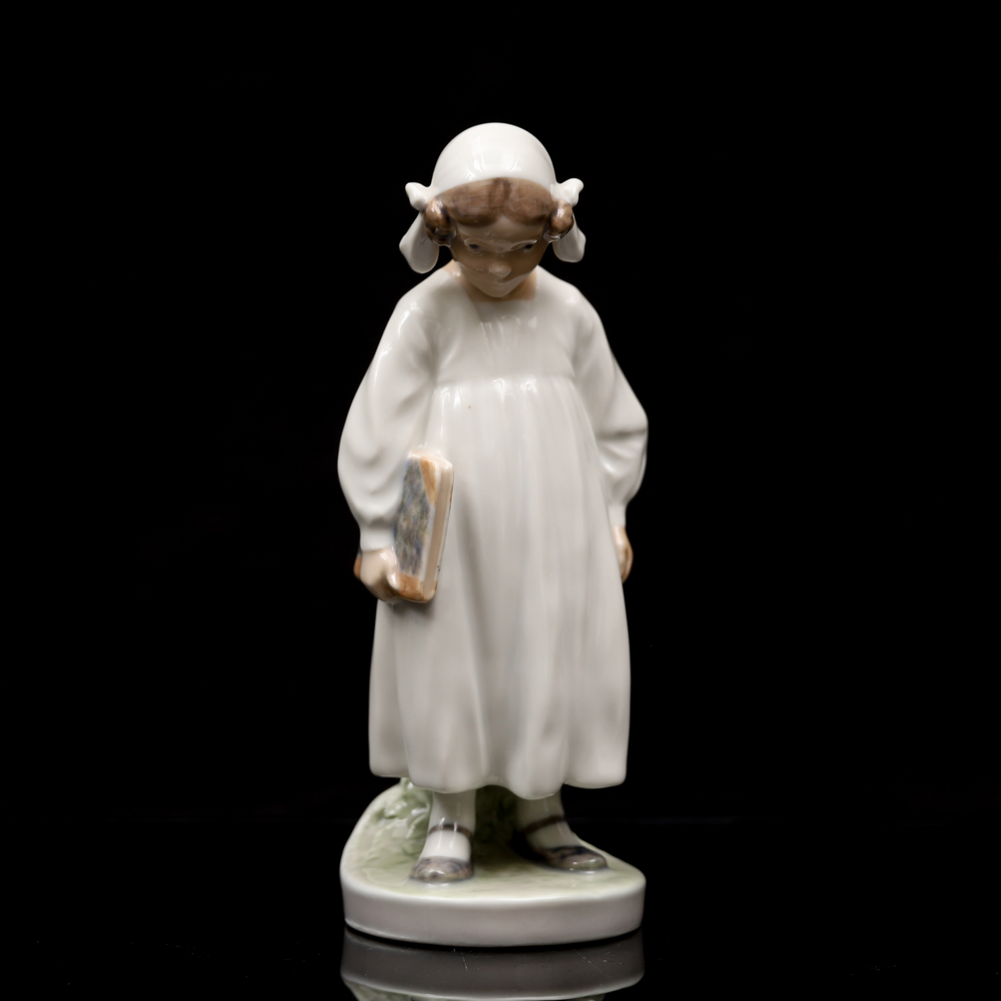 FIGURIN, nr 922, flicka med bok, Royal Copenhagen, Danmark.