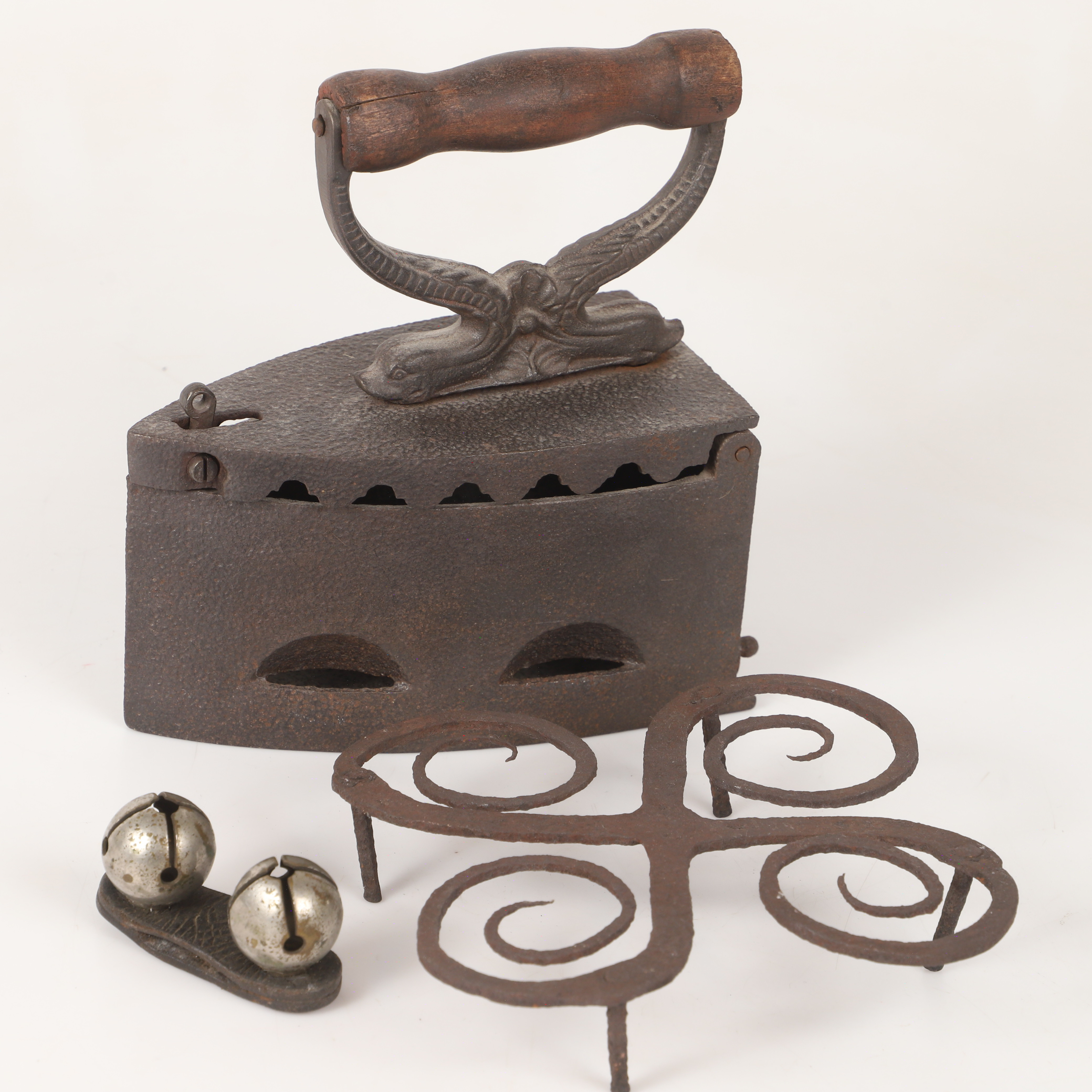 STRYKJÄRN, UNDERLÄGG SAMT BJÄLLRA, allmoge, 1800/1900-tal.