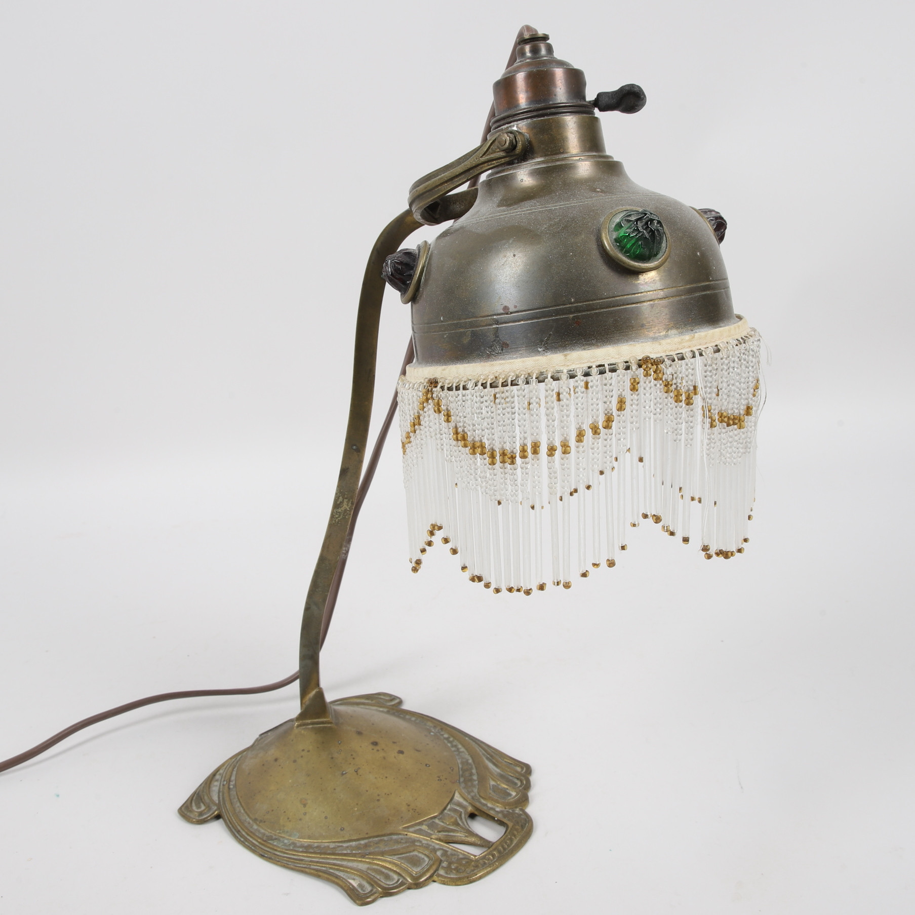 BORDSLAMPA, mässing med pärlfransar, Art Noveau, tidigt 1900-tal.