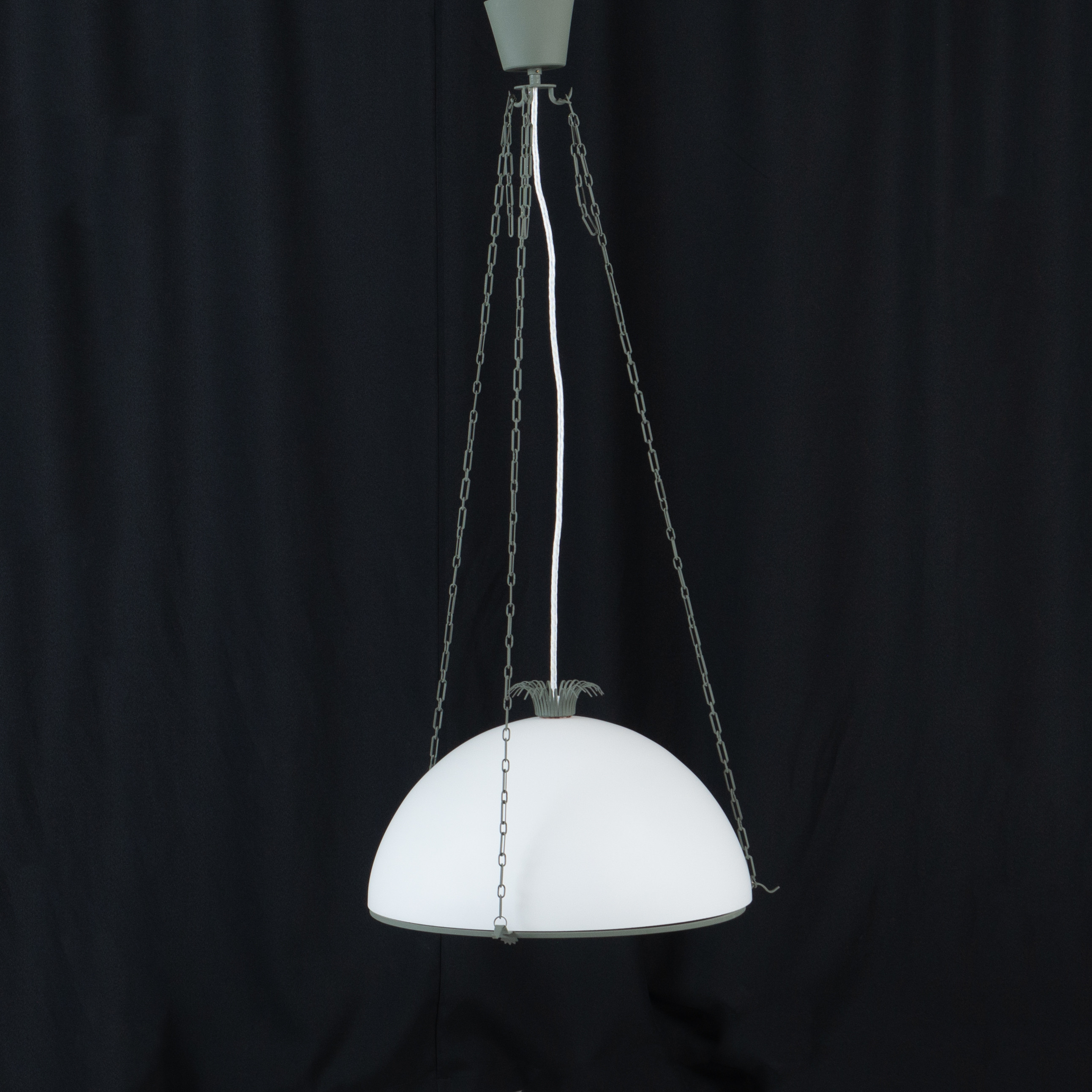 GUNNAR ASPLUND. Takarmatur. Lackerad metall med kupa i opalinglas. Asplund Pendel, Ateljé Lyktan, Åhus. Etikettmärkt.