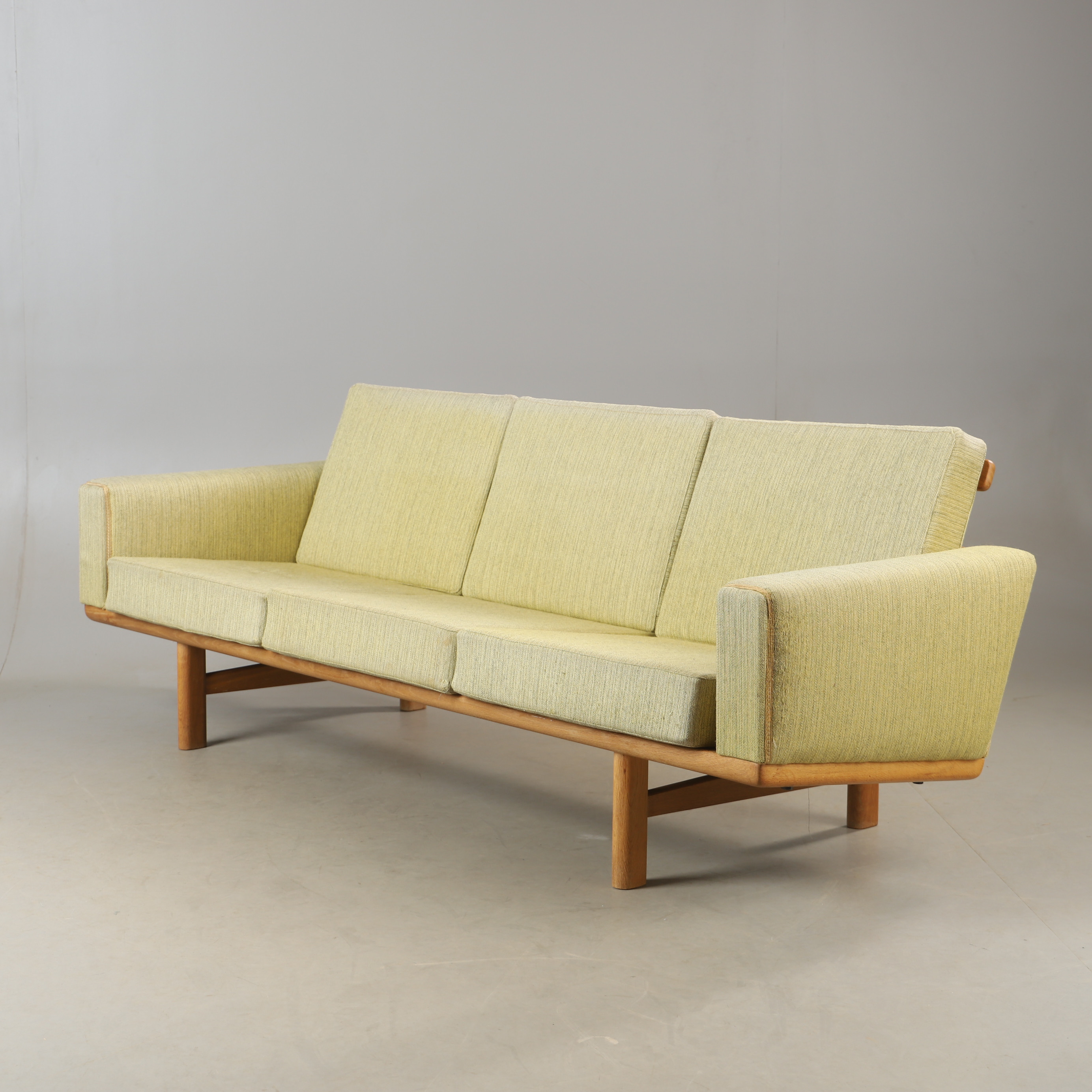 HANS J WEGNER. Soffa, "GE-236", ek, Getama, Gedsted, Danmark.