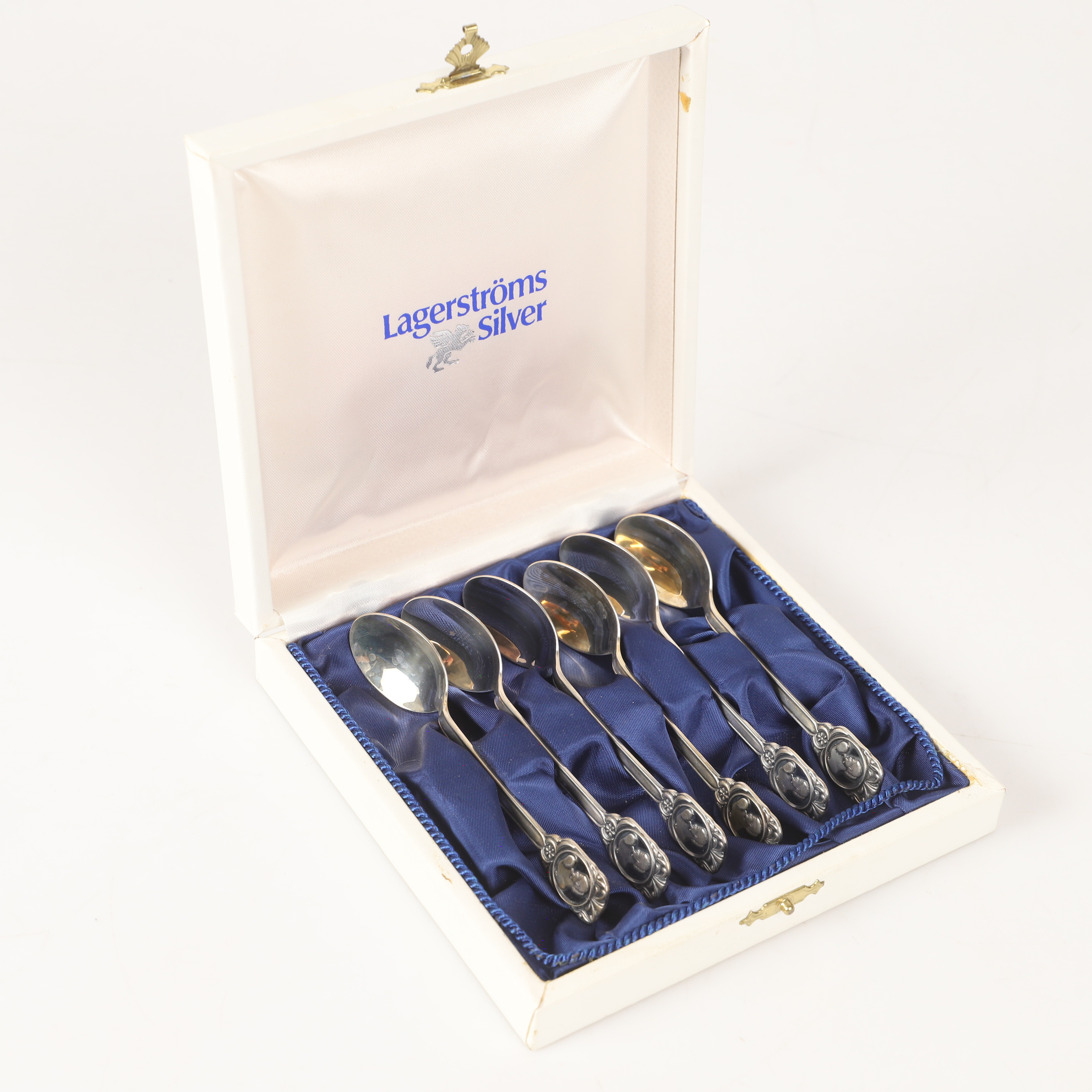 KAFFESKEDAR, silver med porträtt av Prinsessan Sibylla och barn, Lagerströms Silver, Norrtälje, 1977.