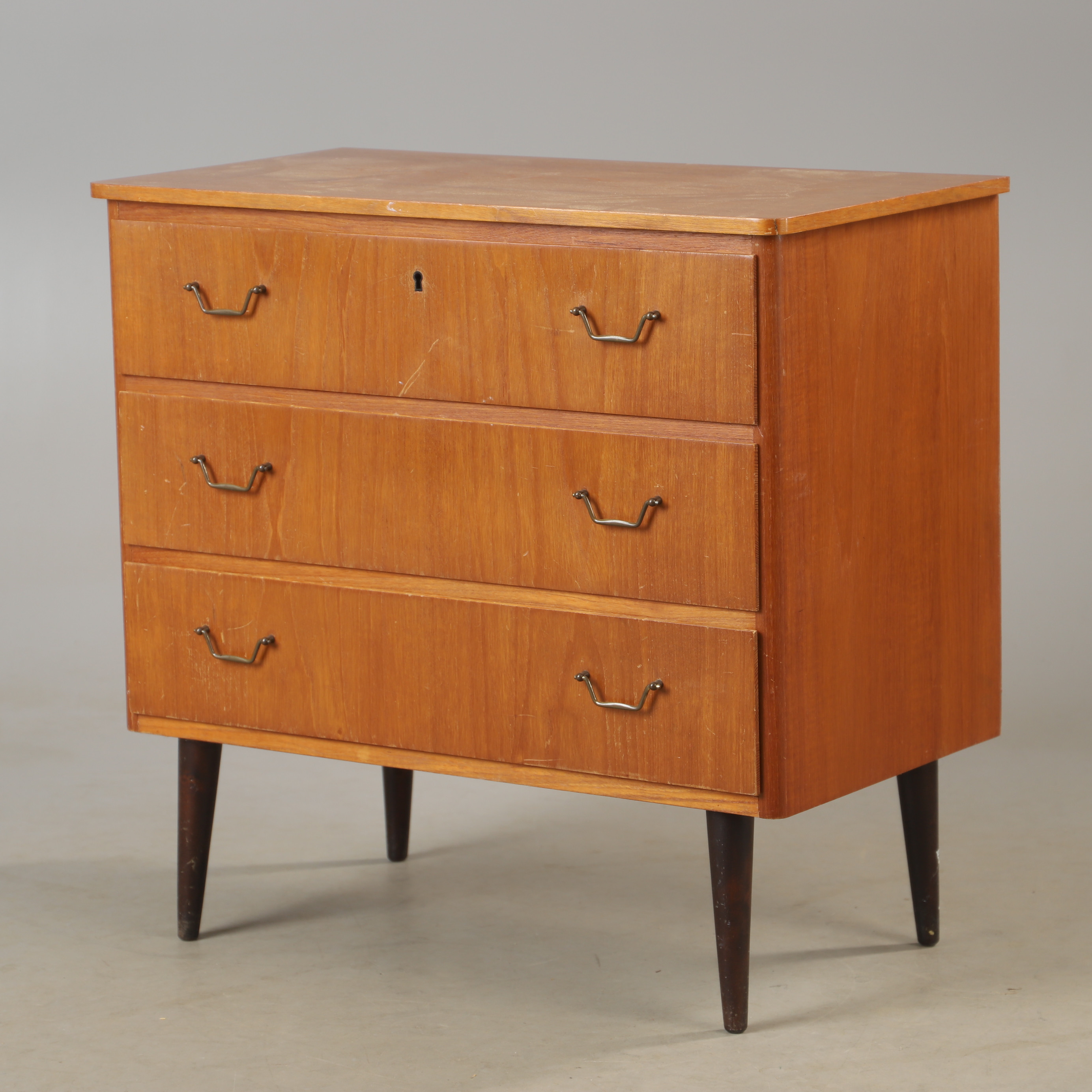 BYRÅ, 3-lådig, teak och bok, 1900-talets mitt.