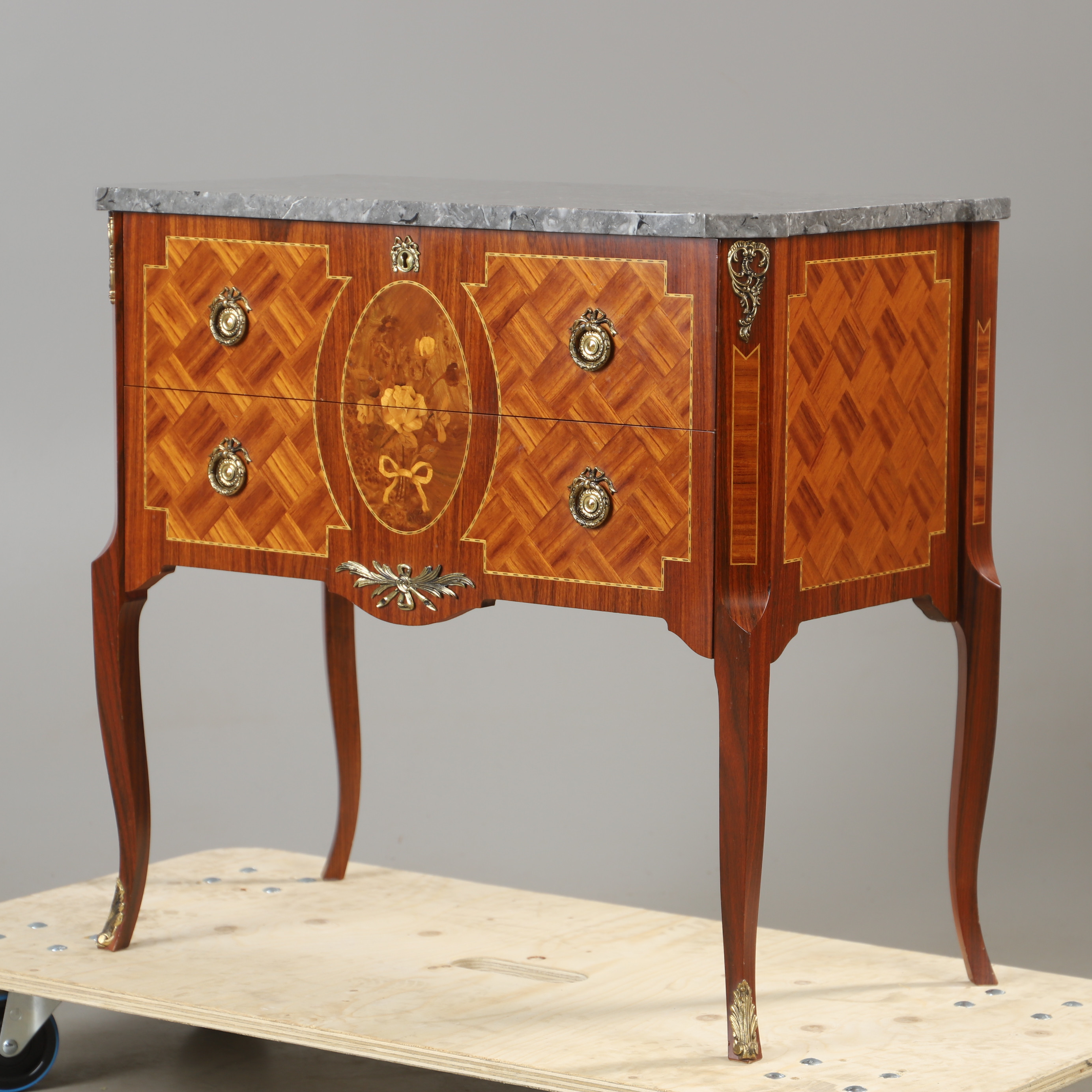 BYRÅ, 2-lådig, mahogny med stenskiva, gustaviansk stil.