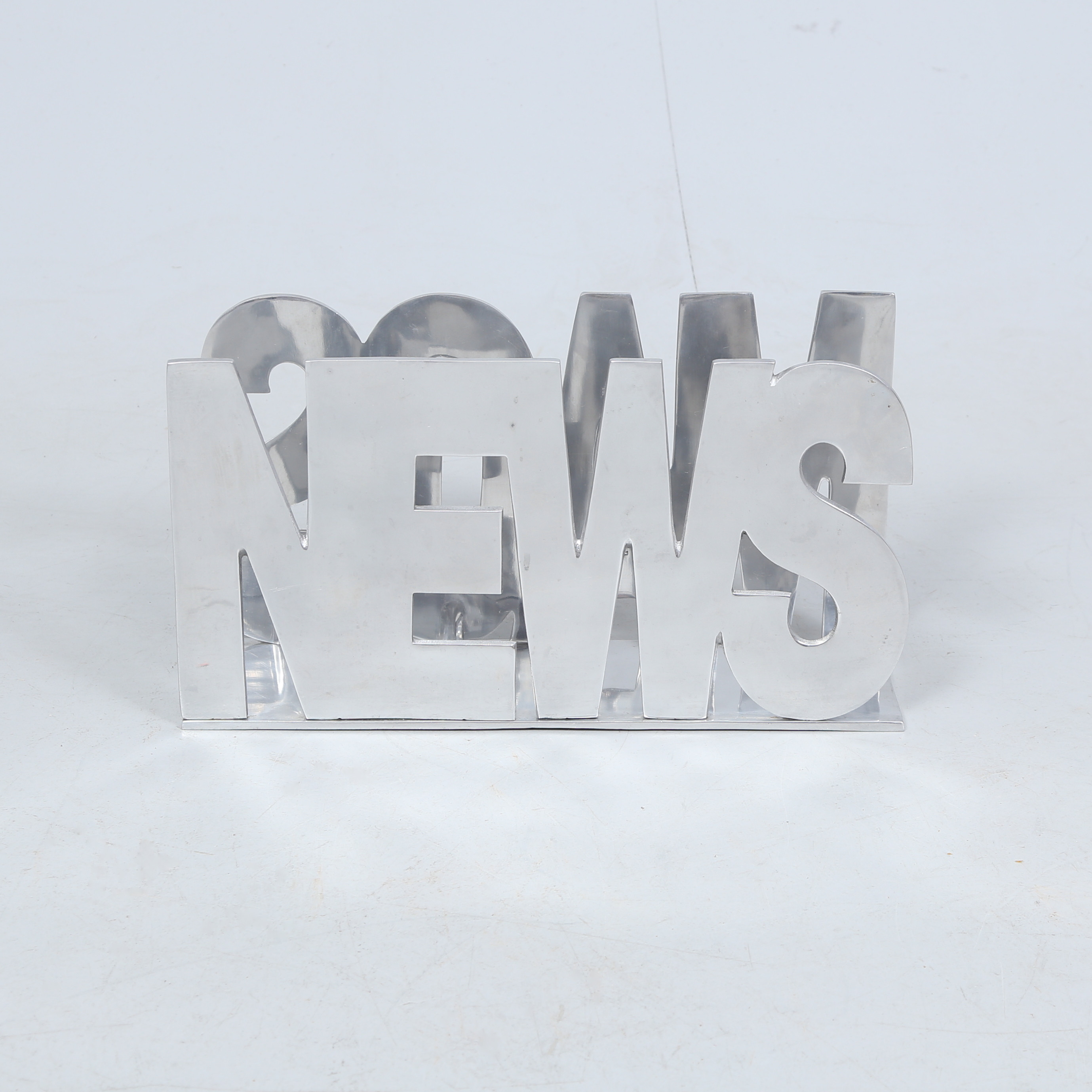 TIDNINGSSTÄLL, News Mags, gjuten metall, samtida.
