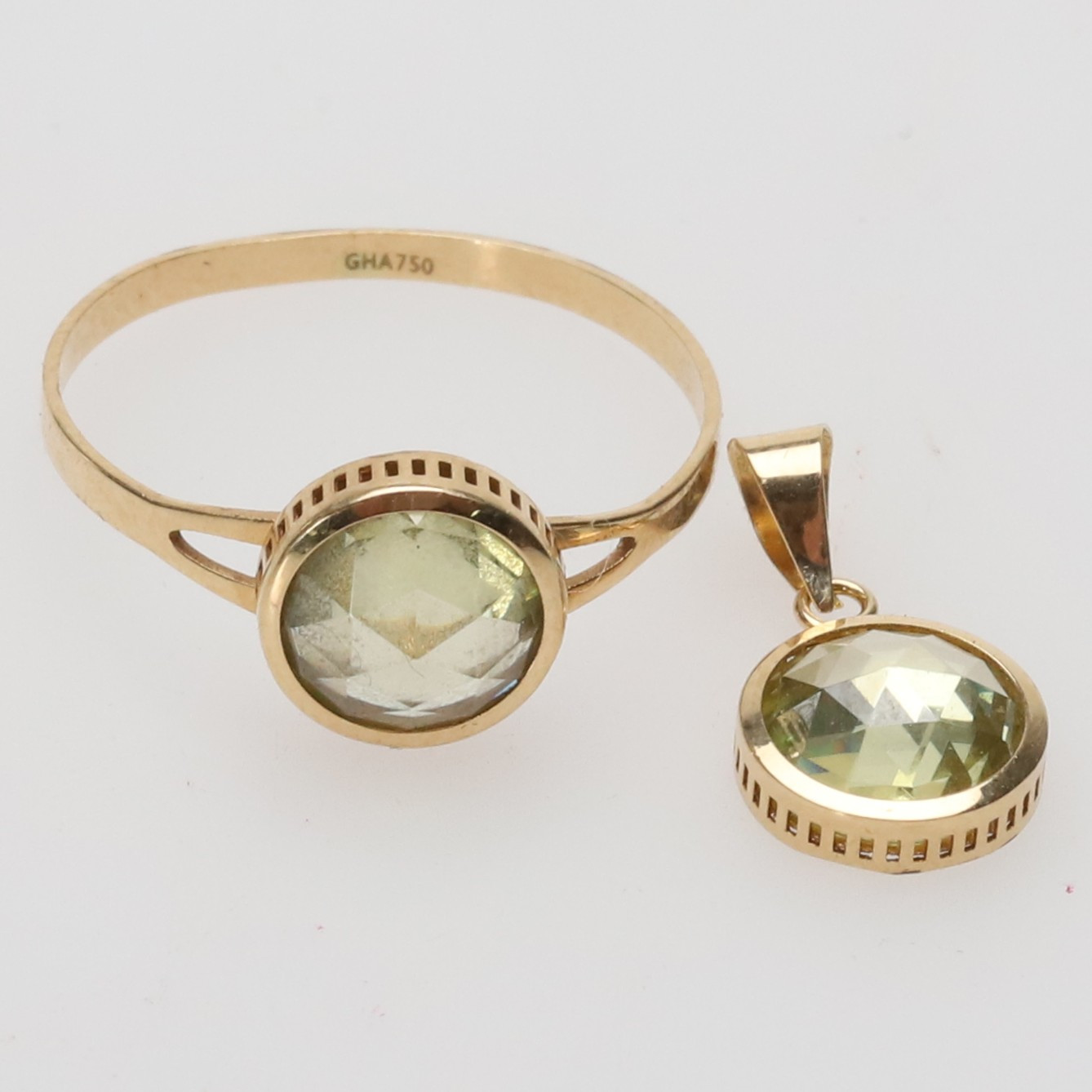 RING & HÄNGE. Guld 18k med grön sten, vikt 2,33g.