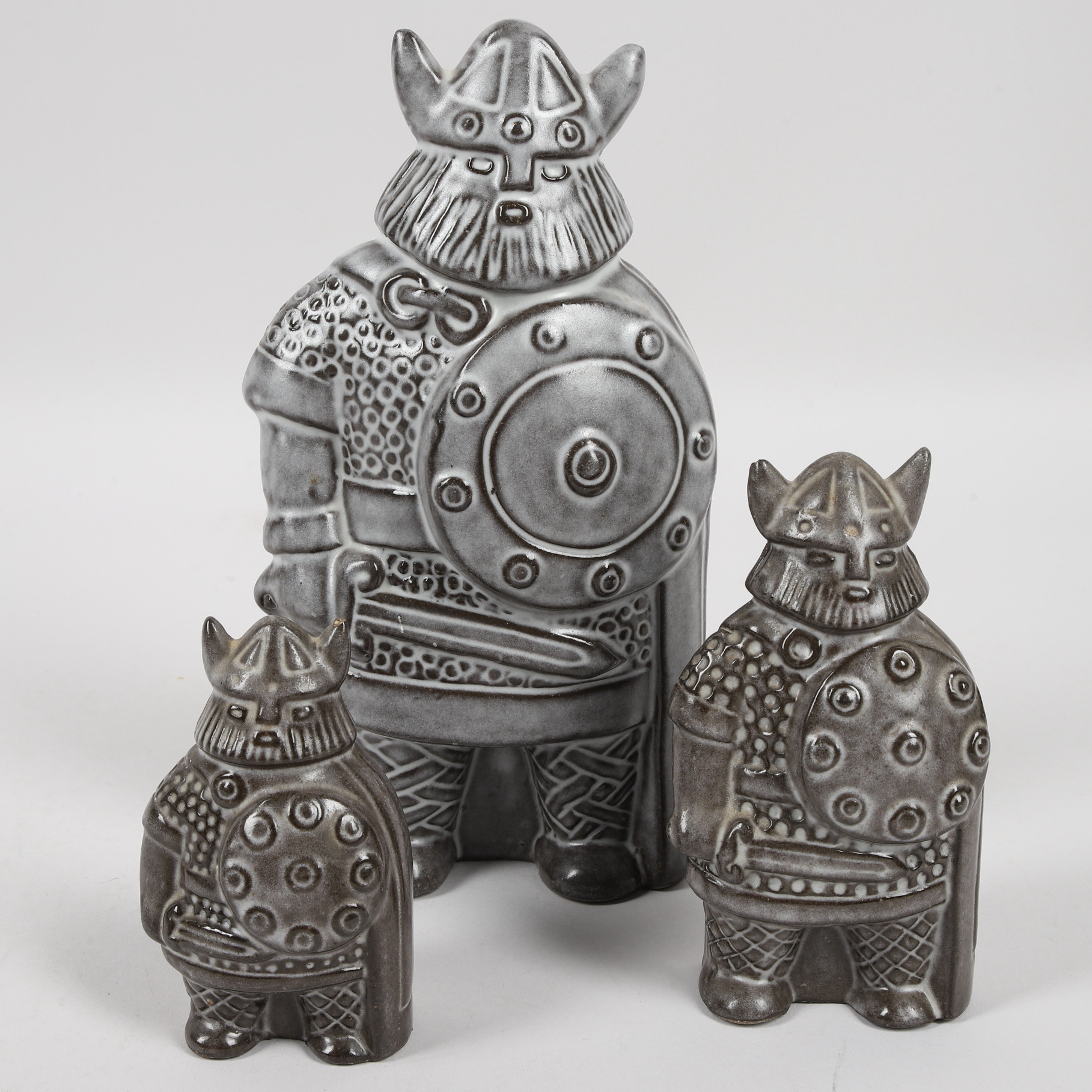 TAISTO KAASINEN. Figuriner, 3 st, stengods, "Viking", Upsala Ekeby, delvis signerade, 1900-talets senare hälft.