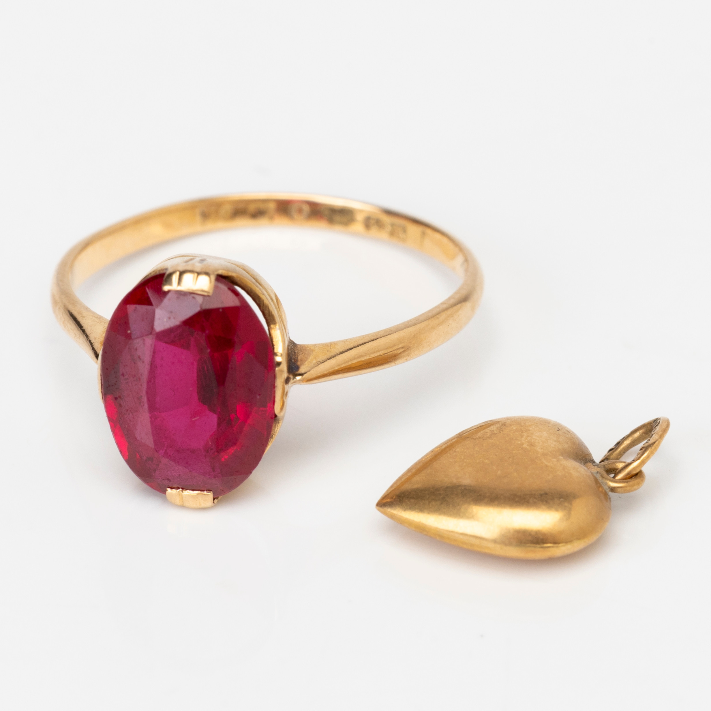 RING, guld, 18K, med röd sten, otydliga stämplar samt HÄNGE, hjärta, Guldvaruaktiebolaget G. Dahlgren & Co Ab, Malmö.