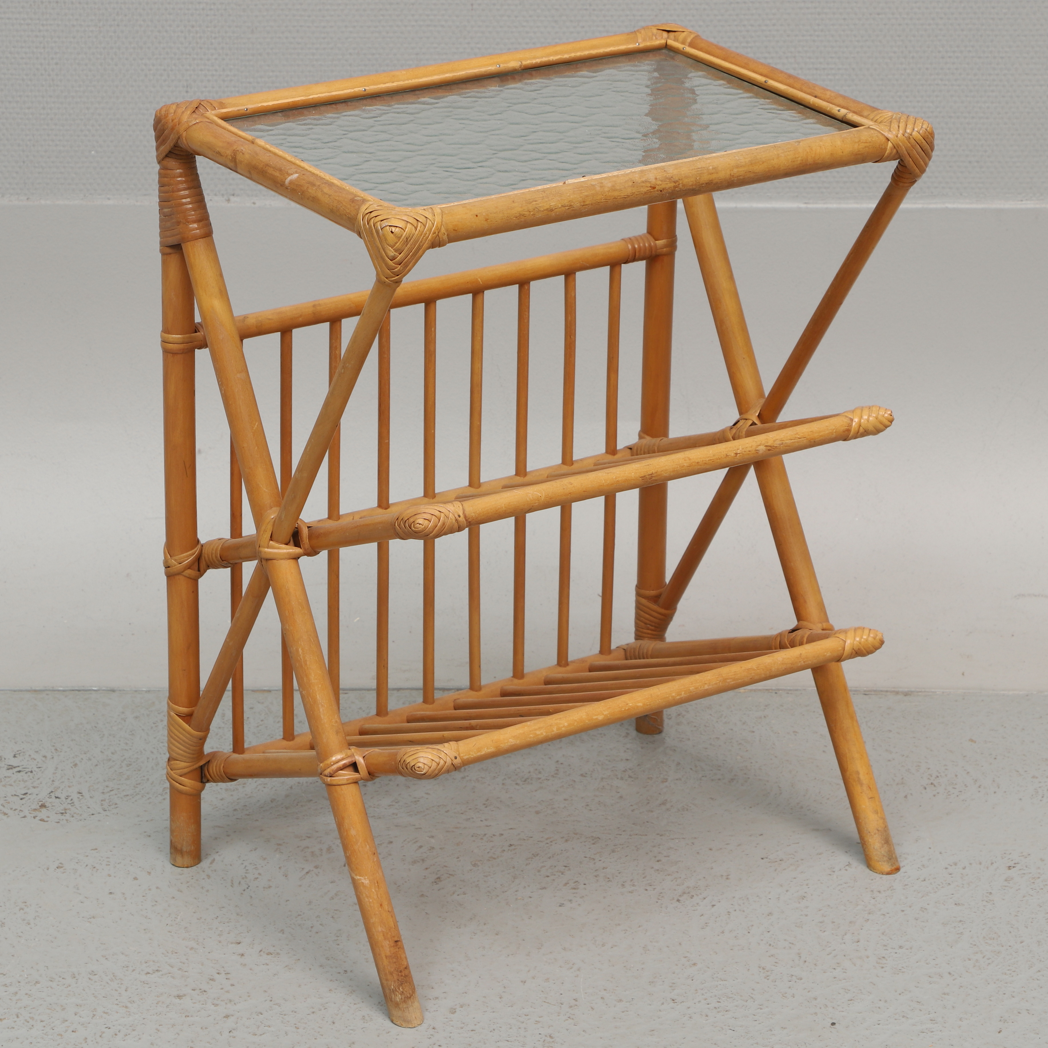 TIDNINGSBORD, bambu/rotting & glas, 1900-talets senare del.