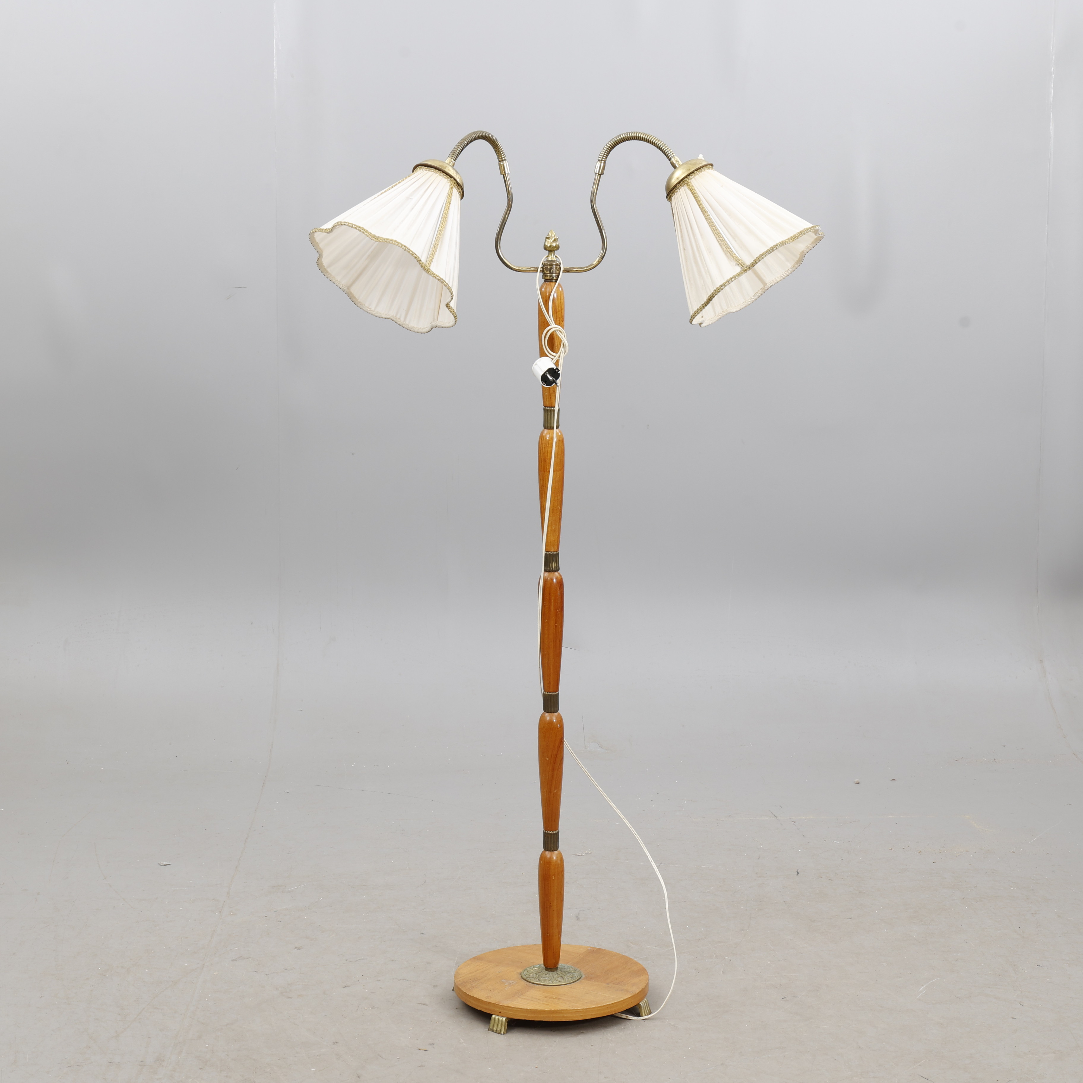 ESKILSTUNA ELEKTROFABRIK AB. GOLVLAMPA, 2-armad, 1900-talets mitt.