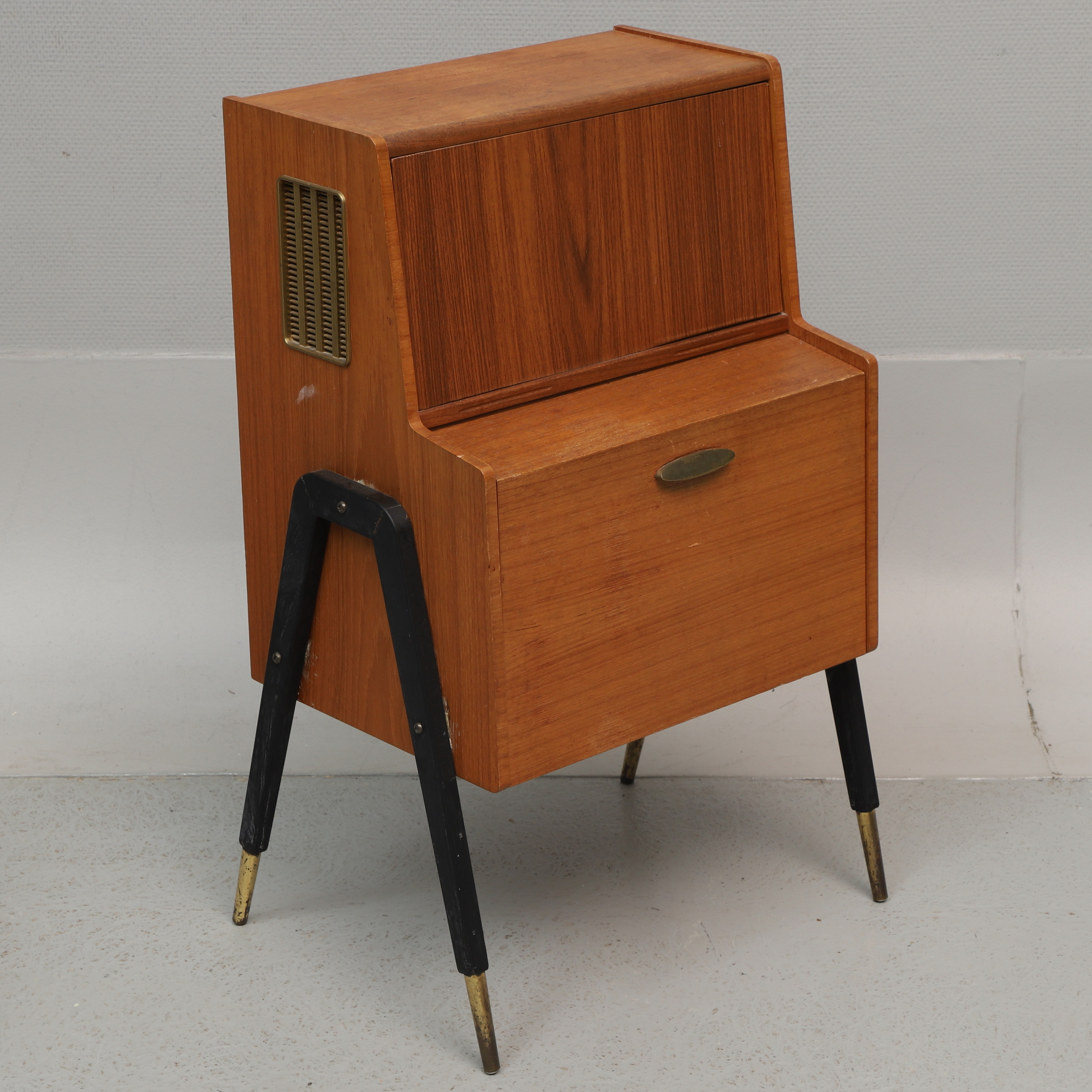 SKÅP, tidigare radiogrammofonmöbel, teak.