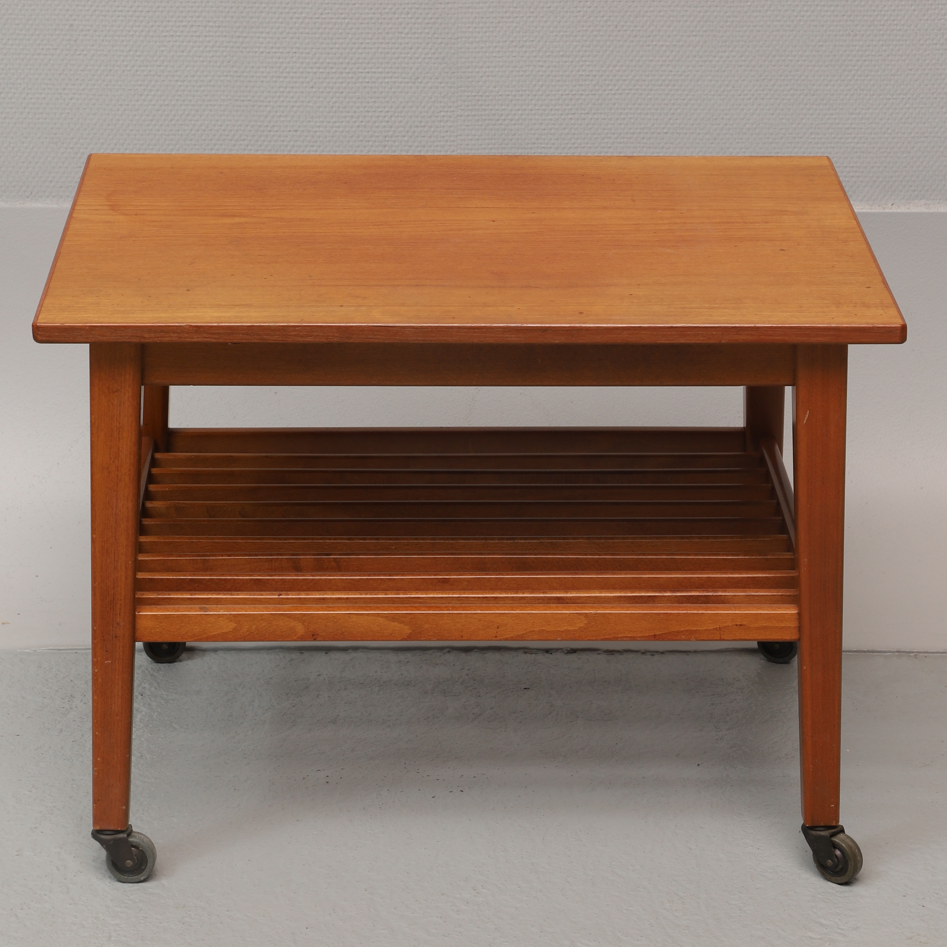 SOFFBORD, teak, med tidningshylla, 1950/60-tal.
