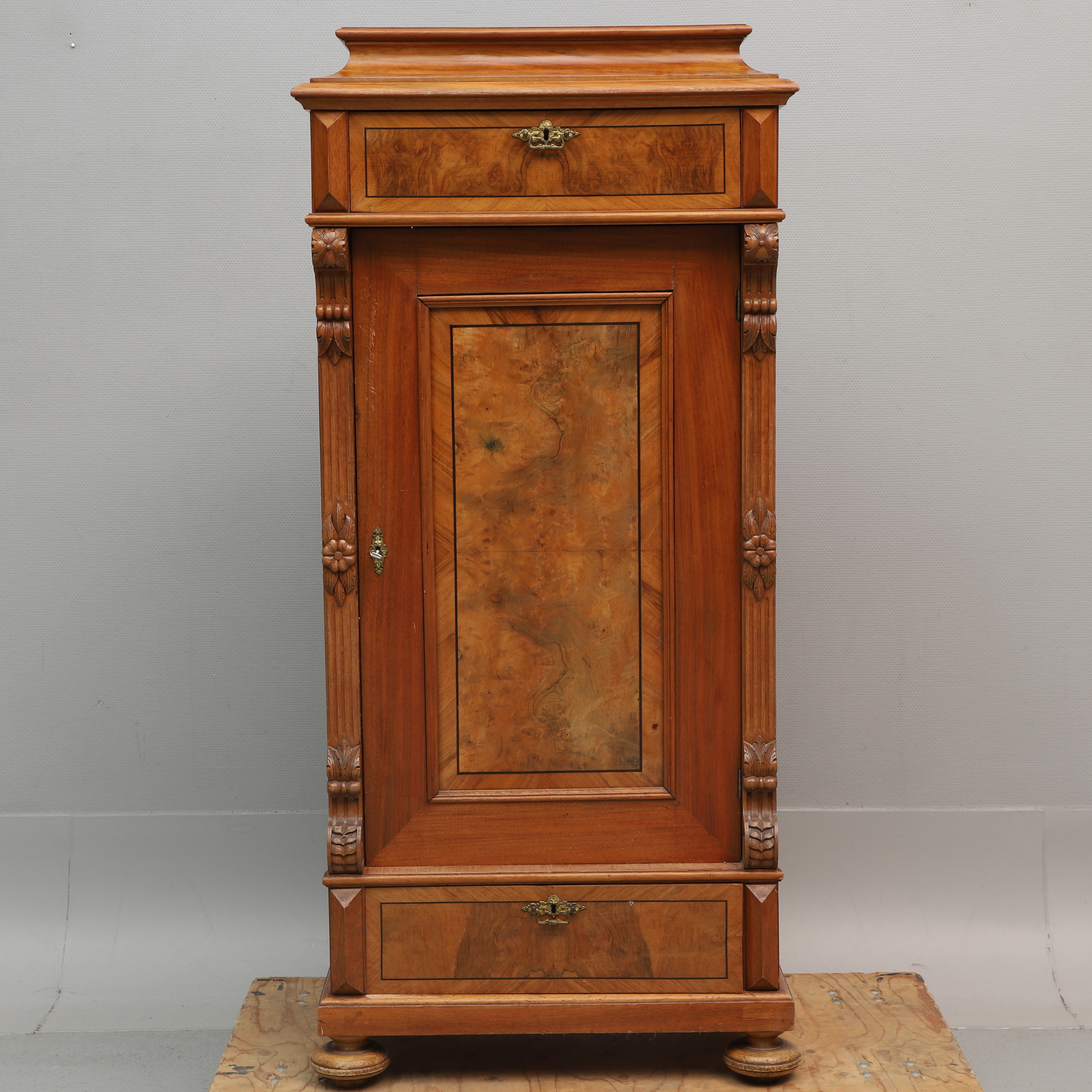 DRÄNGASKÅP/KLÄDSKÅP, nyrenässans, 1800/1900-tal.