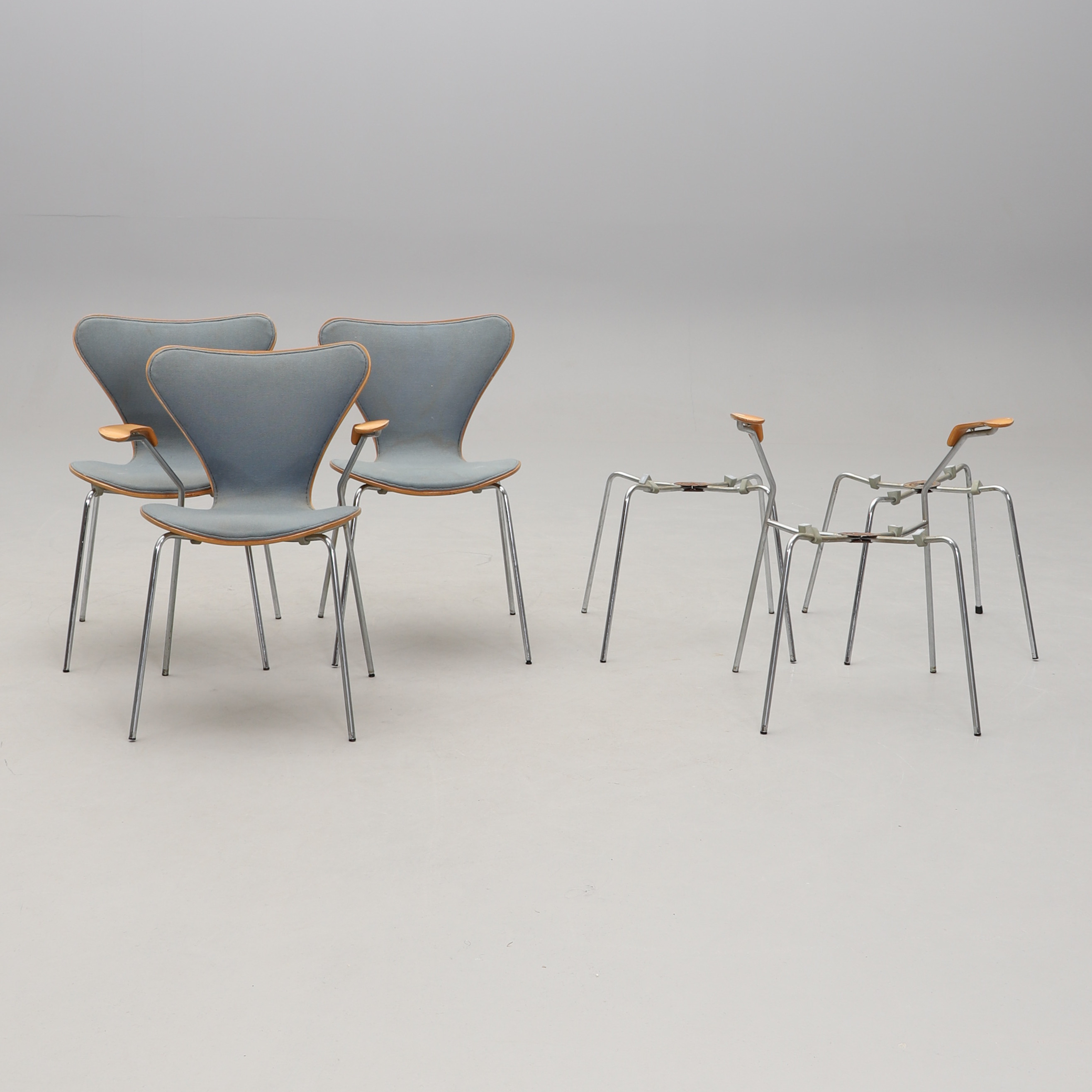 ARNE JACOBSEN. Karmstol och ett par stolar, "Sjuan", Fritz Hansen, samt 3 st underreden.