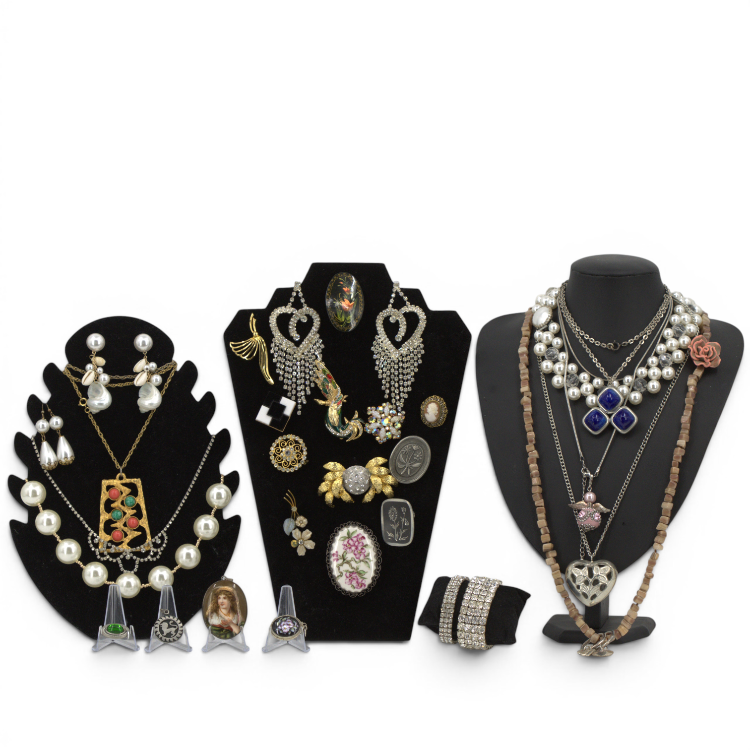 HALSBAND, ARMBAND och BROSCHER m.m, 26 delar, huvudparten nutida.
