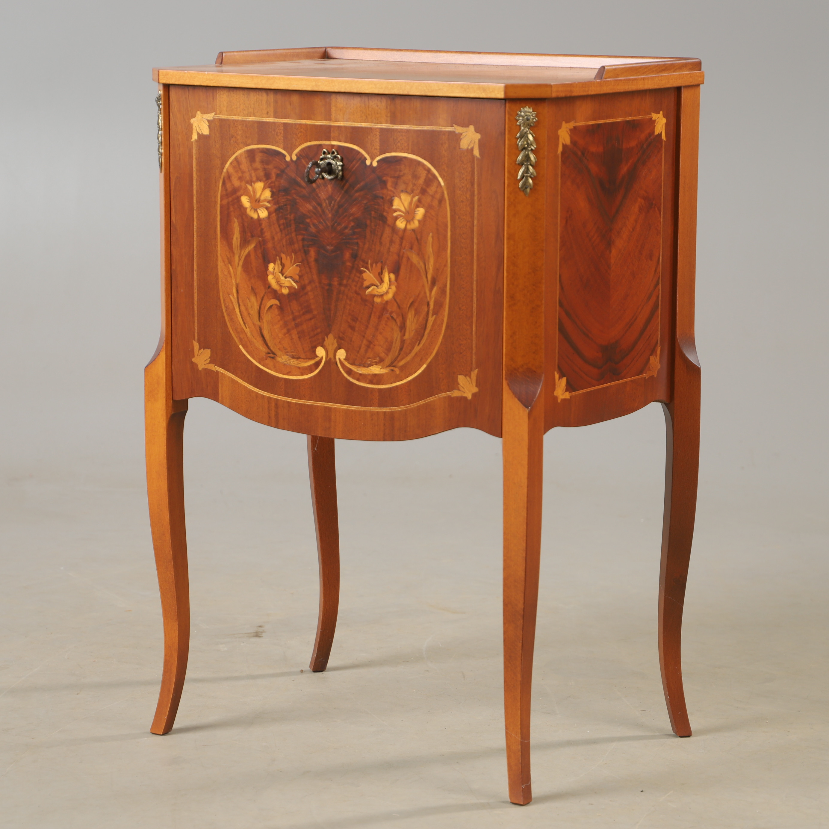 BESTICKSCHATULL, mahogny med intarsia och bronser, gustaviansk stil.