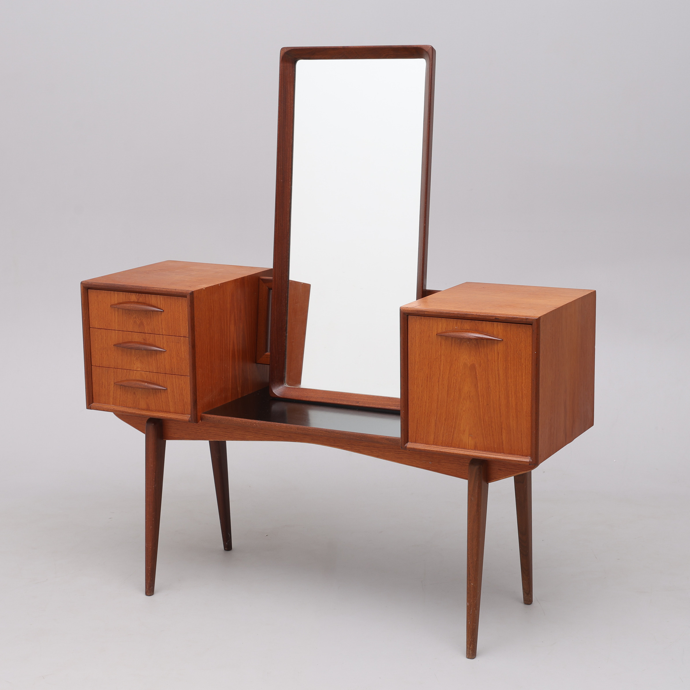 SVANTE SKOGH. TOILETTEBORD MED SPEGEL, "316" AB Slutarps Möbelindustri, teak, formgivet 1958.