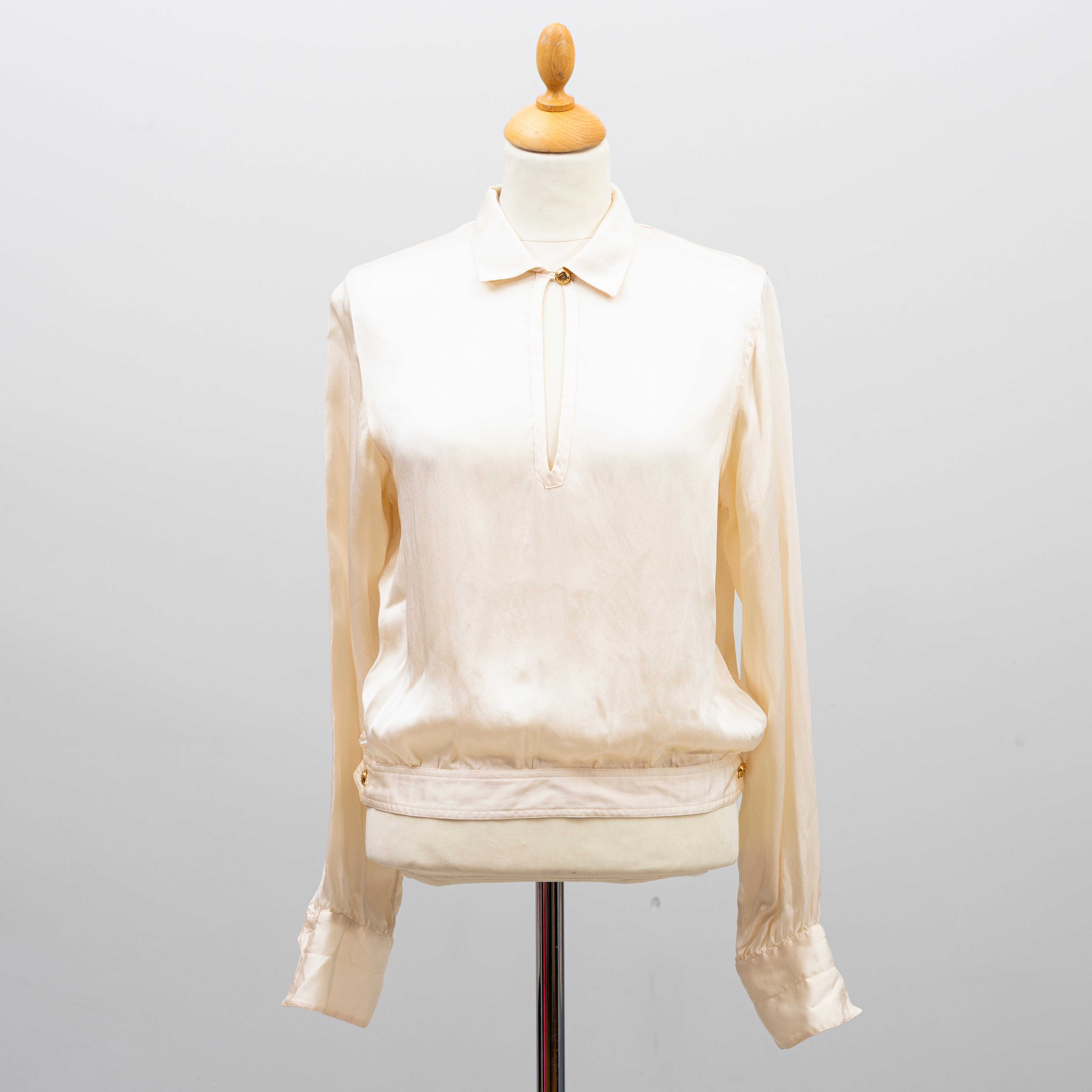 CHANEL. Blus, siden, fransk storlek 40.