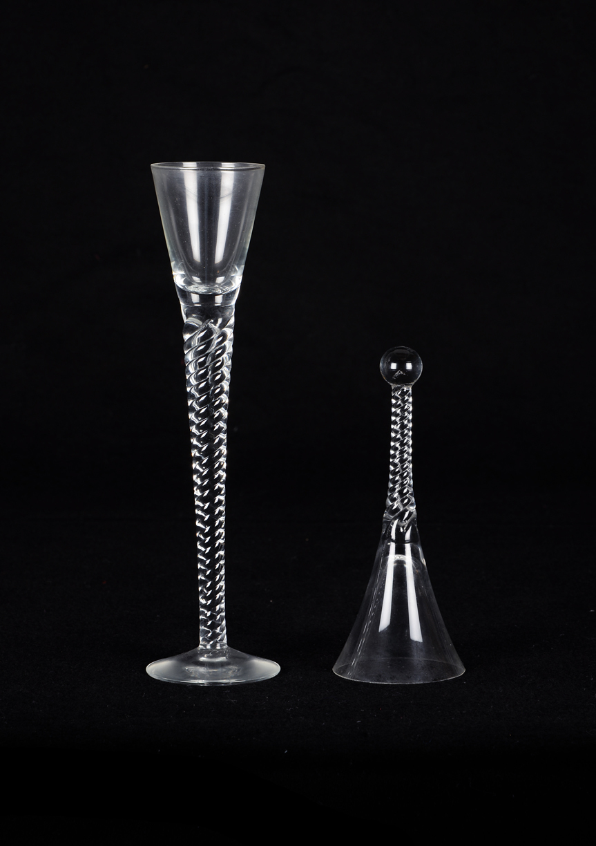 Bilder von 684050. SCHNAPSGLAS MIT GEDREHTEM SCHAFT. 12 elegante hohe Gläser, 6 ohne Fuß