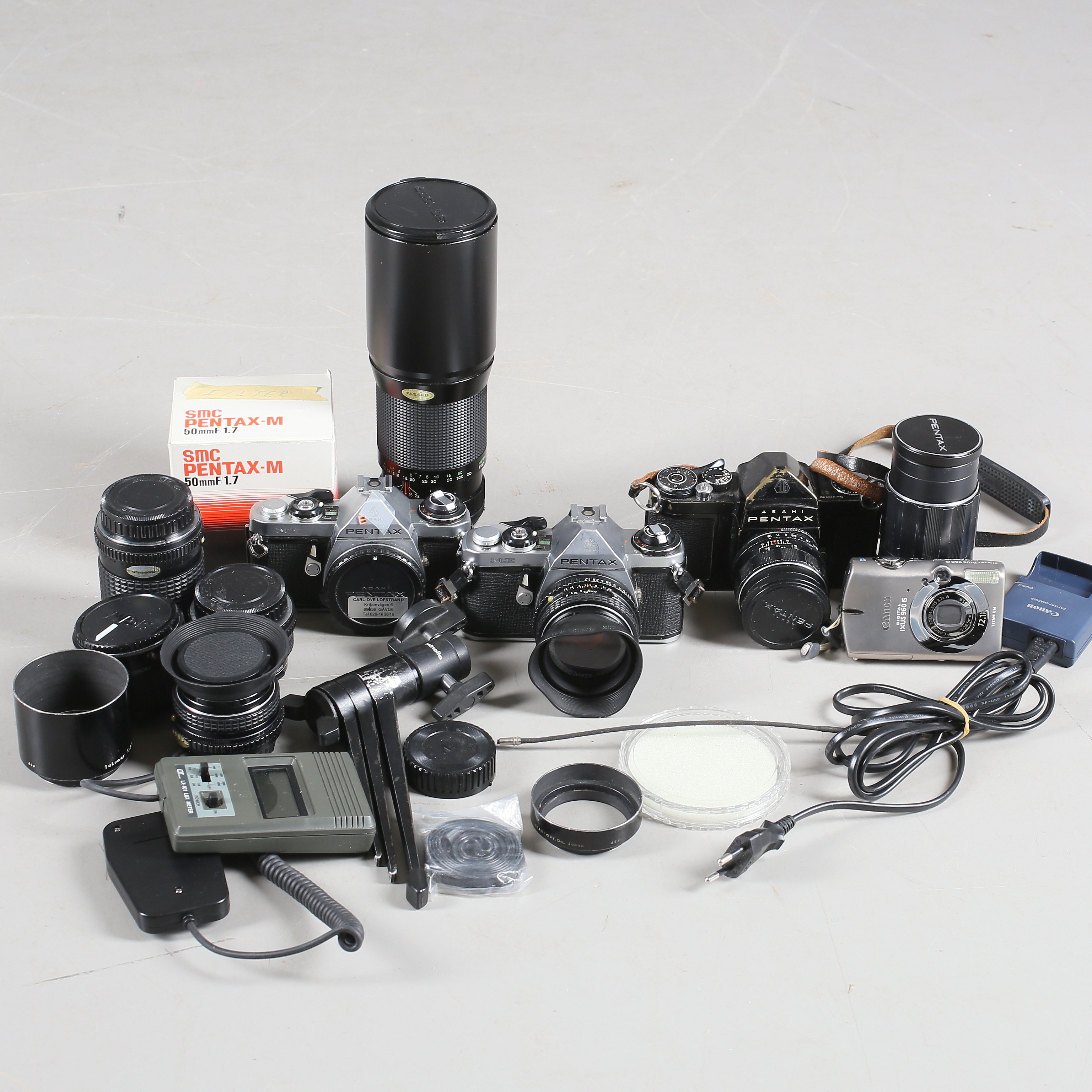 KAMEROR med TILLBEHÖR, ca 24 delar, 1900-tal. Photo, Cameras & Lenses -  Cameras & accessories - Auctionet