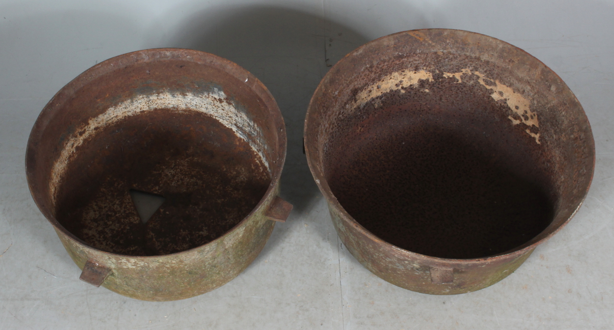 images-for-839466-cast-iron-pots-2-pcs-auctionet